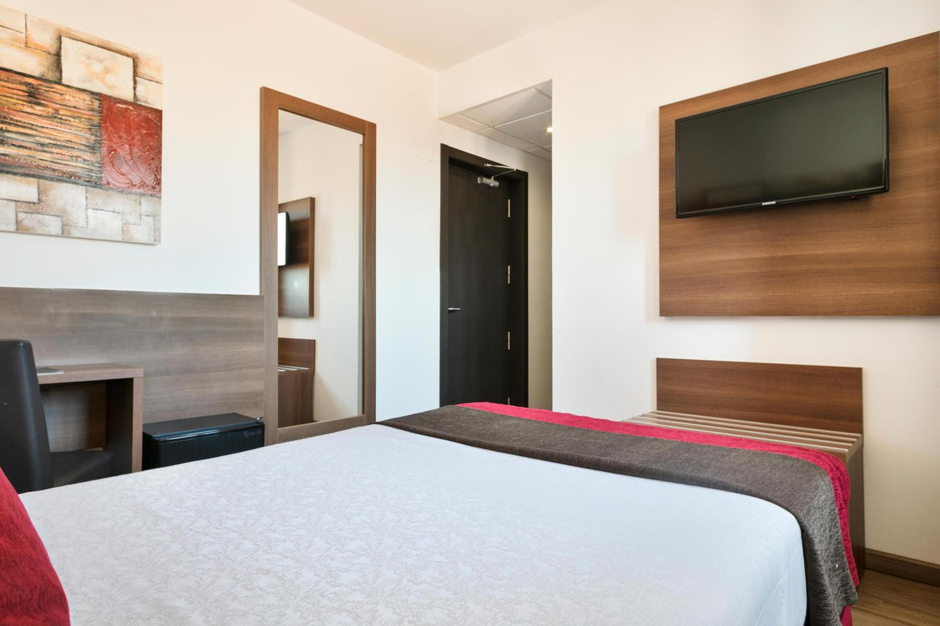 Single Room thumbnail 5