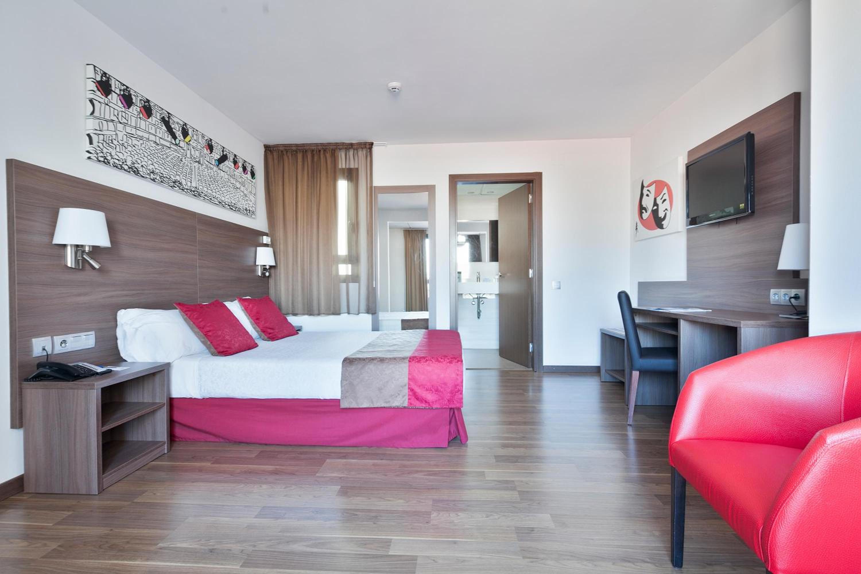 Double or Twin Room (1-2 Adults) thumbnail 5