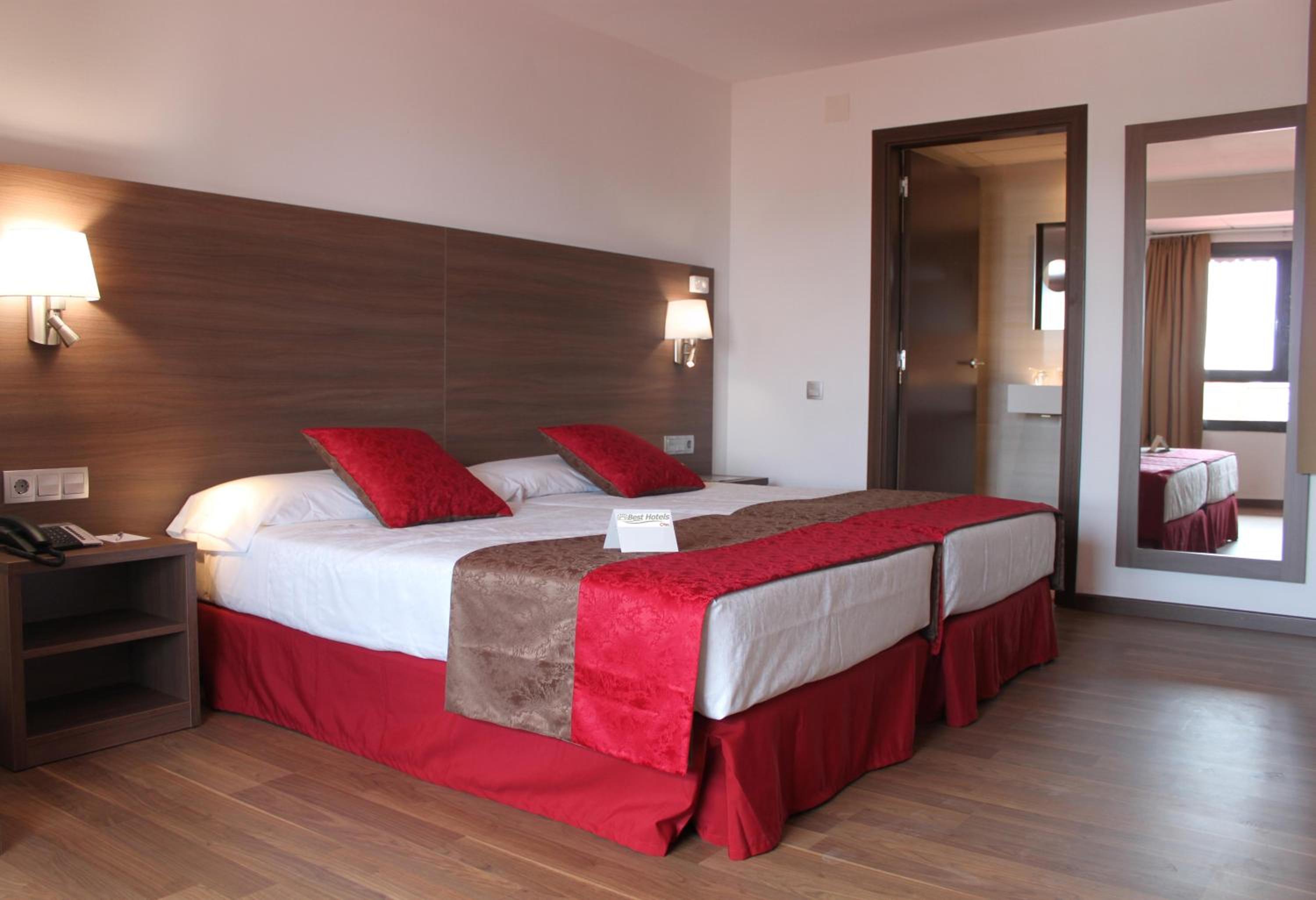 Twin Room thumbnail 6