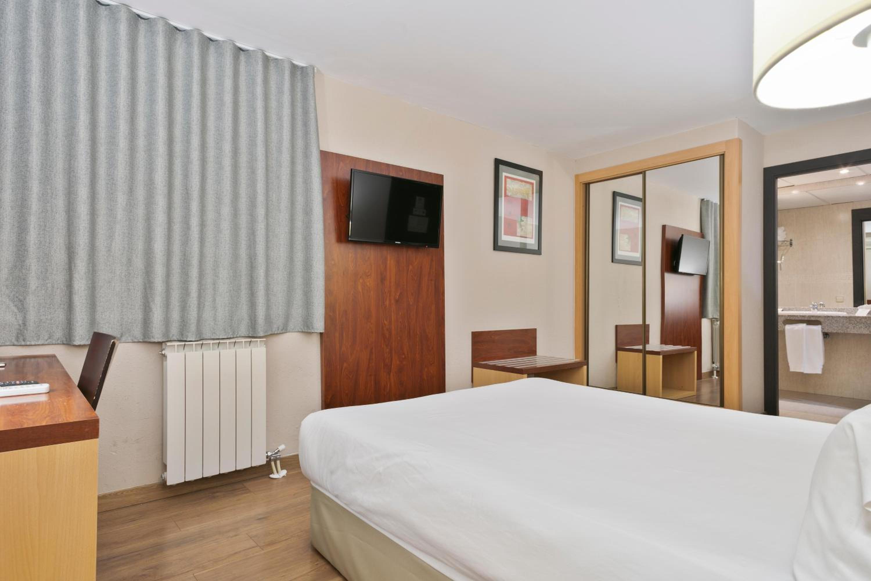 Interior Single Room Without Views (1 Adult) photo 1