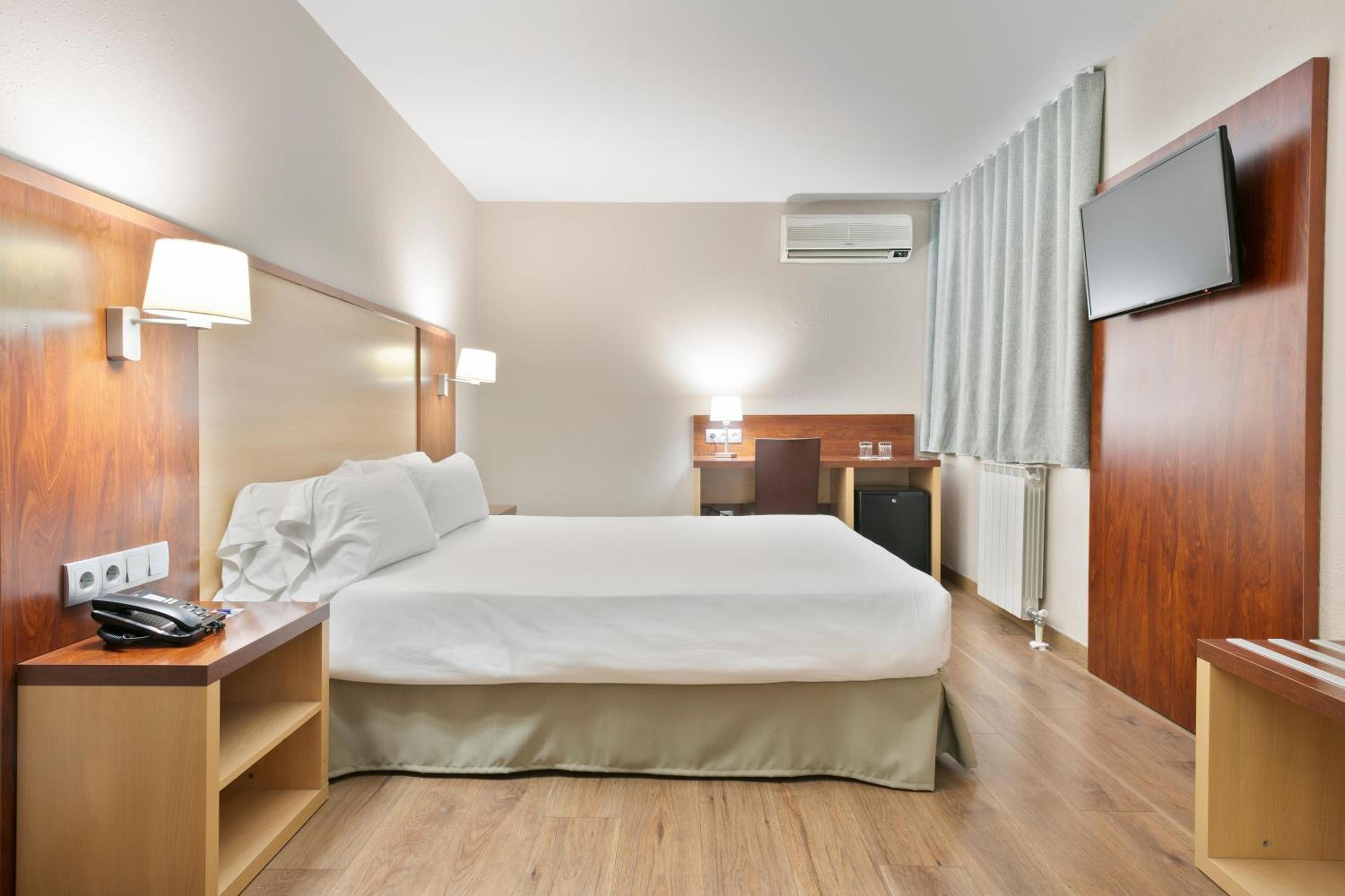 Interior Single Room Without Views (1 Adult) photo 2