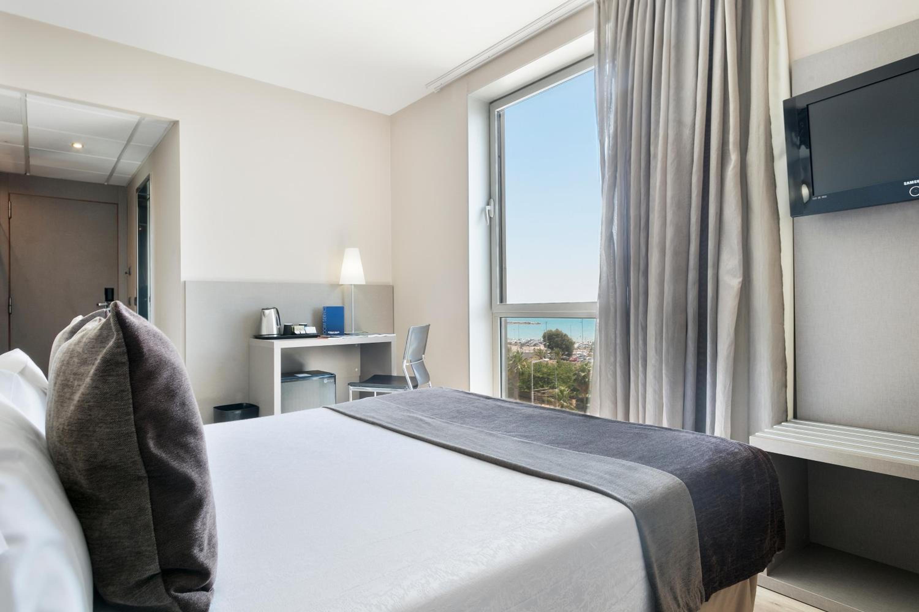 Deluxe Double or Twin Room with Sea View photo 3