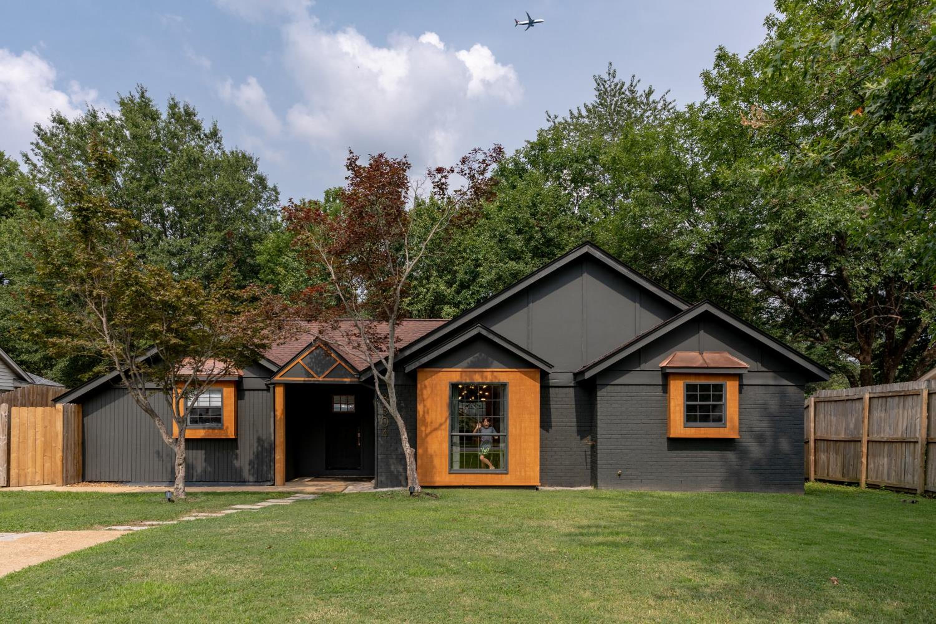 Six-Bedroom House photo 3
