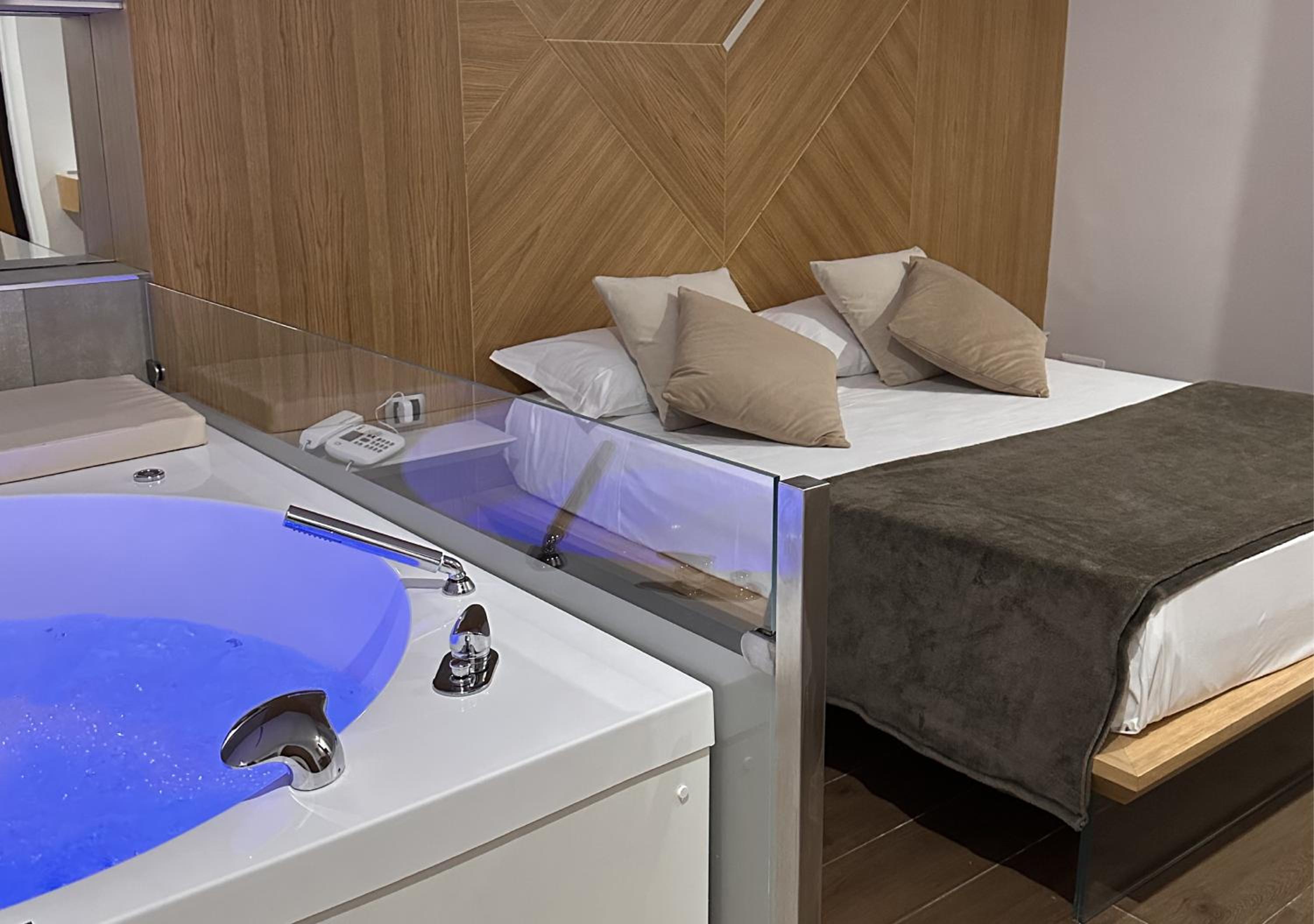 Queen Suite with Spa Bath photo 1