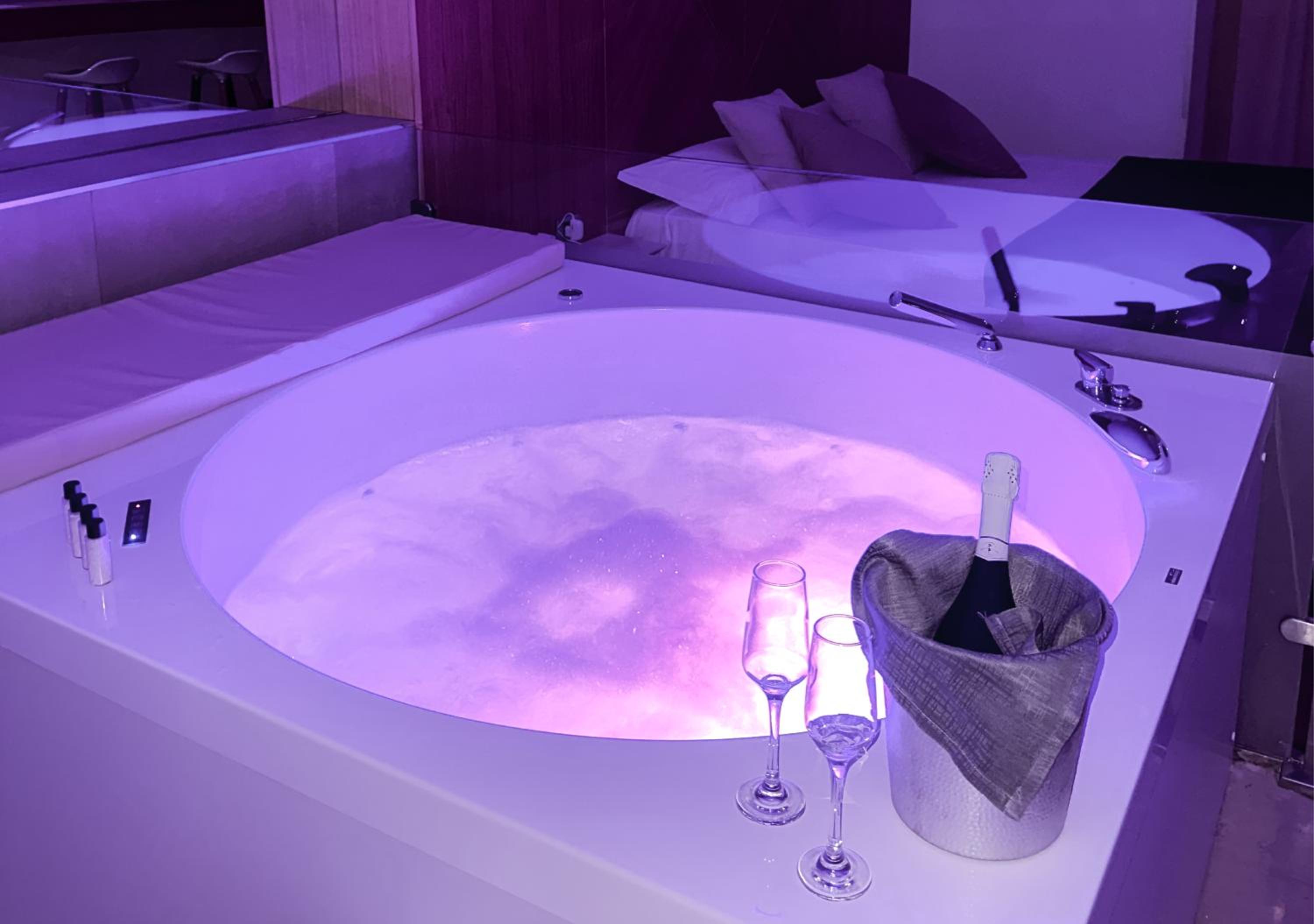 Queen Suite with Spa Bath photo 3