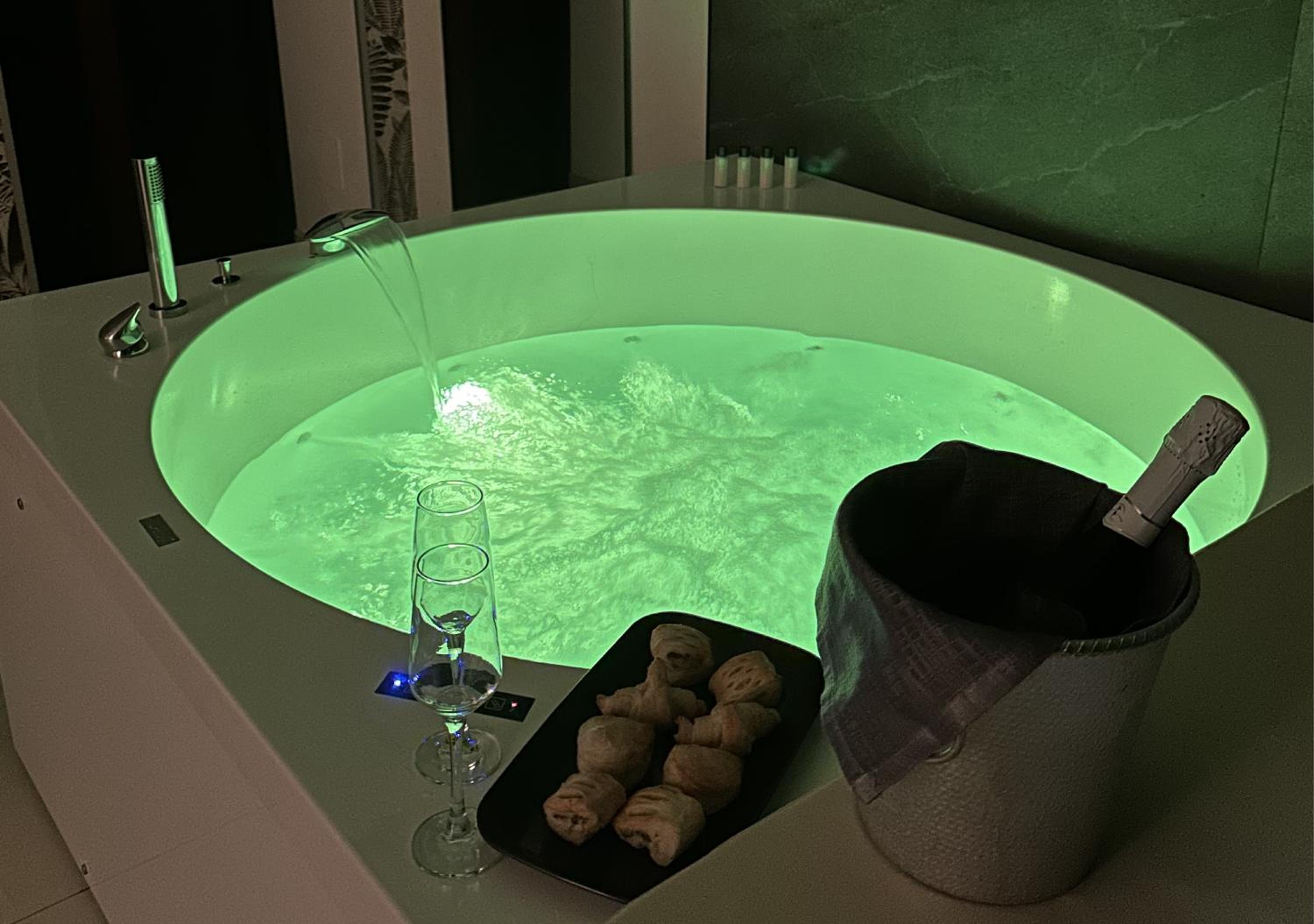 King Room with Spa Bath photo 3