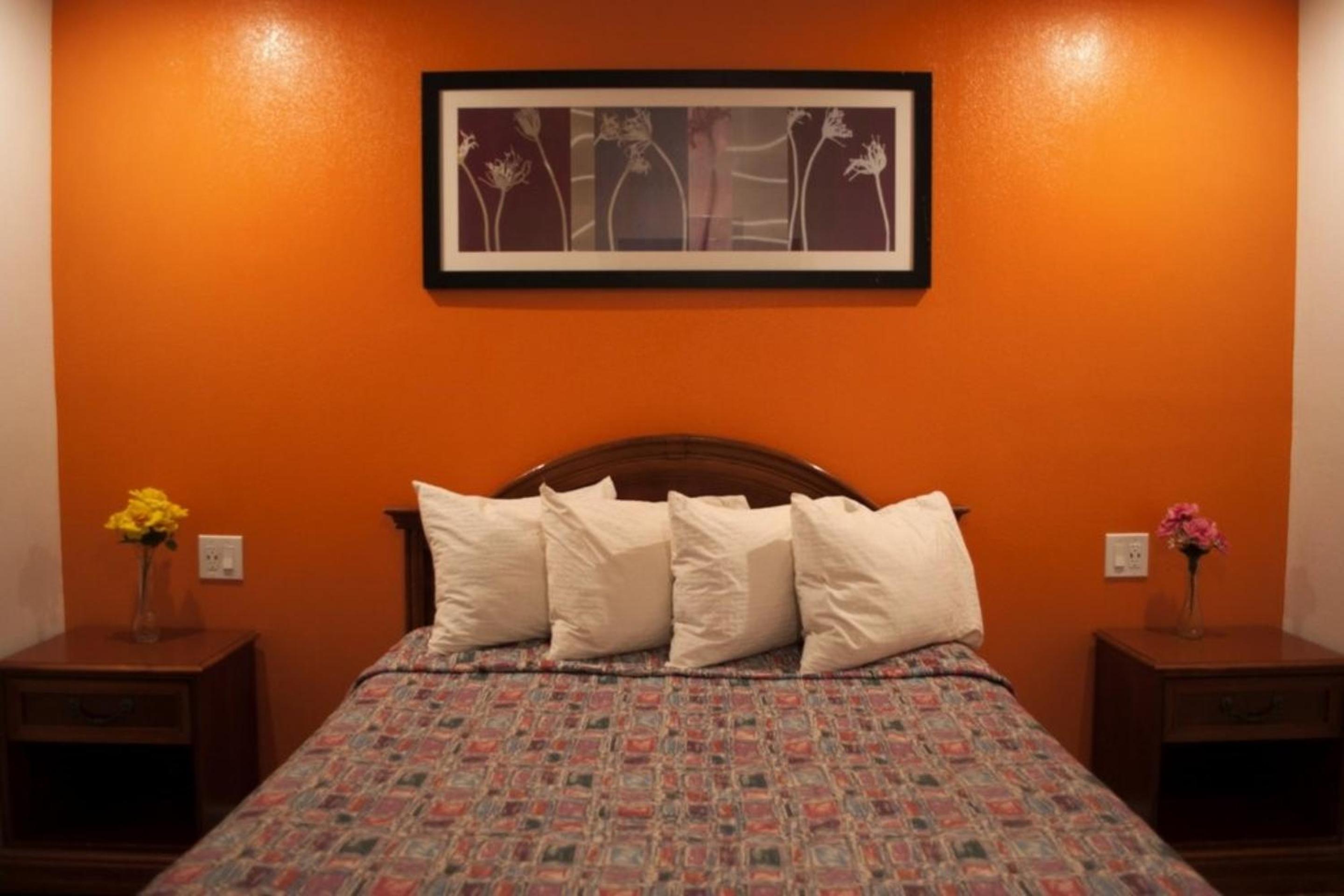 Queen Bed Non-Smoking - Photo 3
