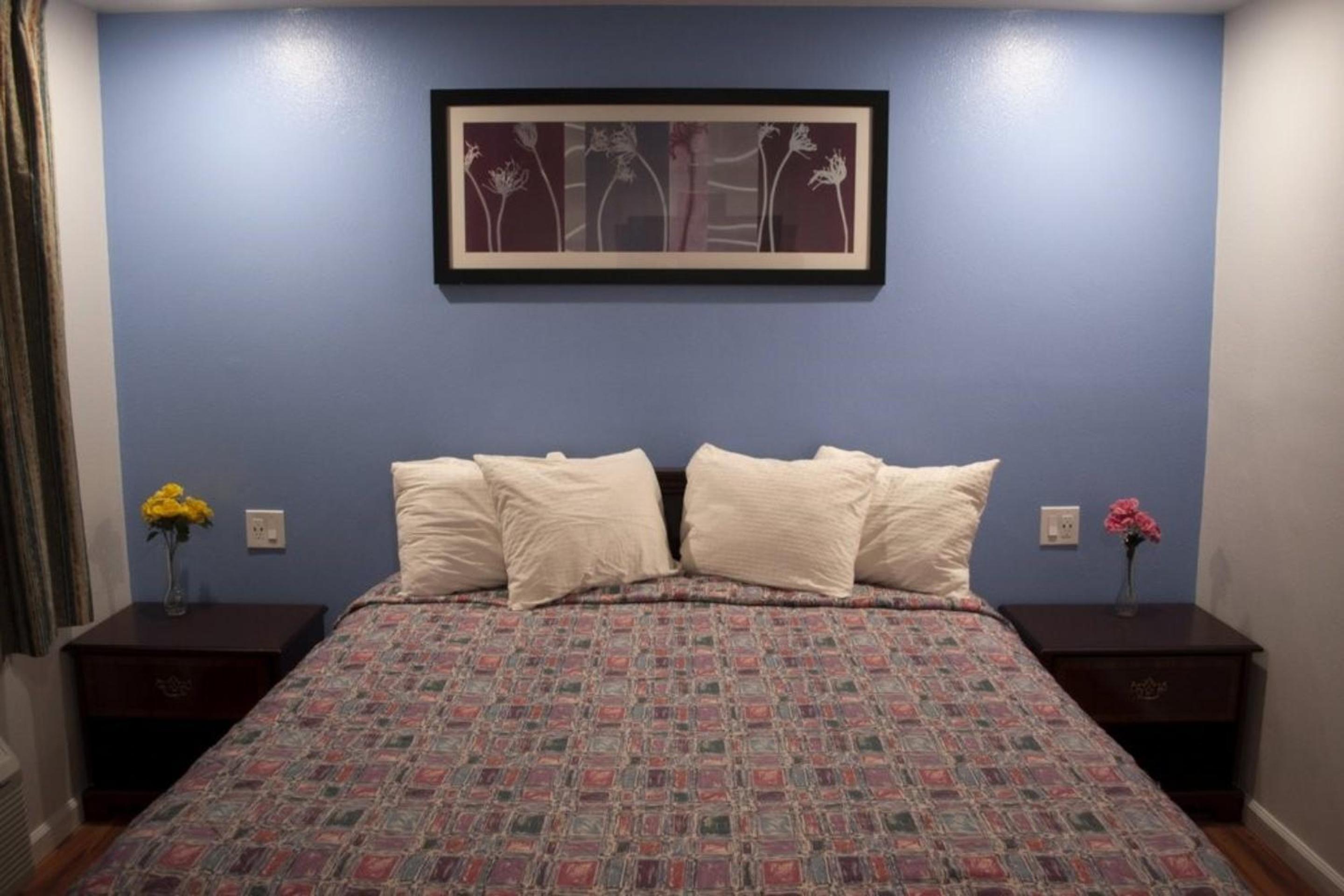 Queen Bed Non-Smoking - Photo 1