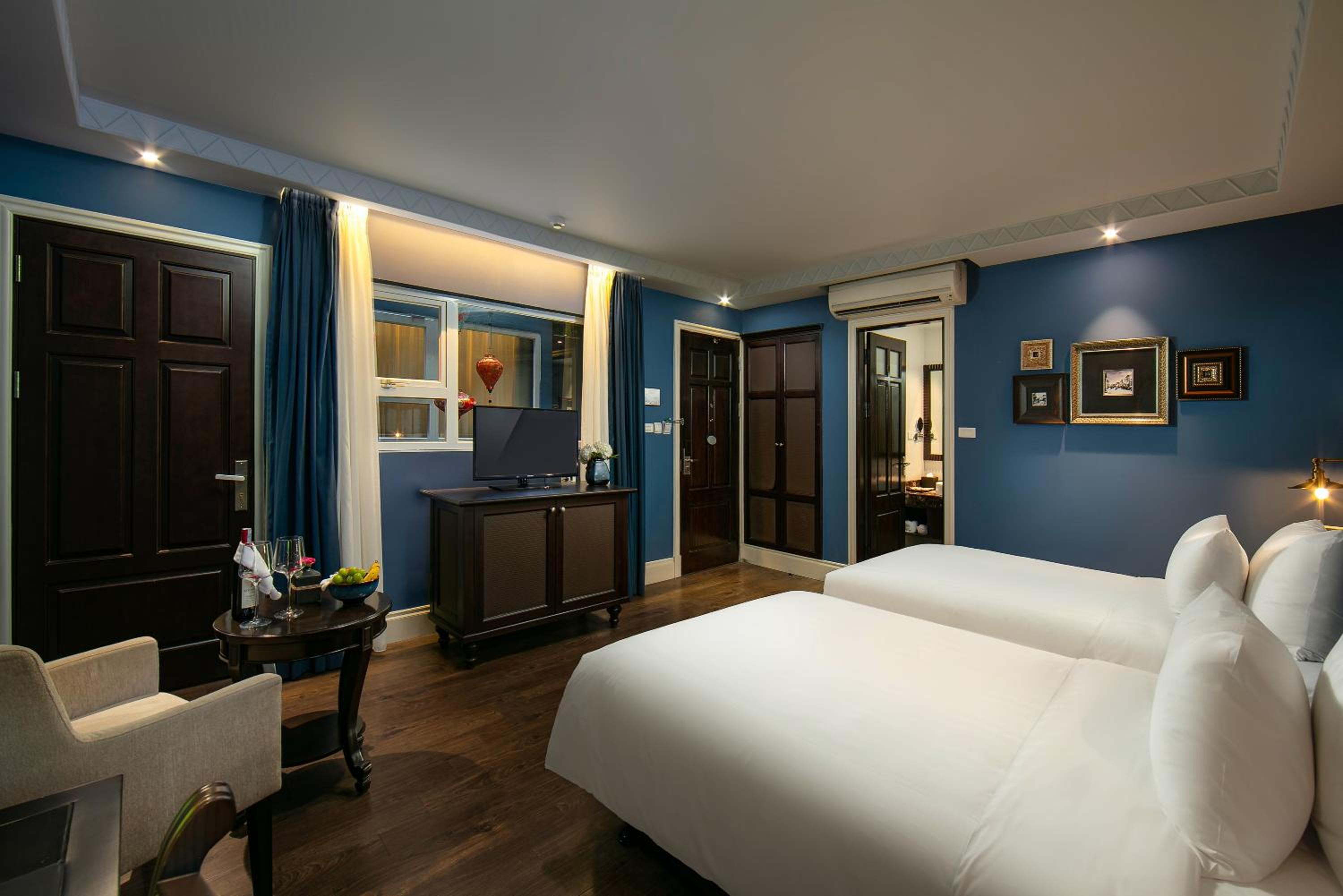 Deluxe Twin Room with Internal Window photo 3