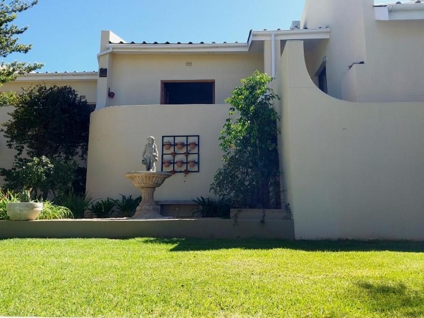 Family Room with Garden View - Photo 2