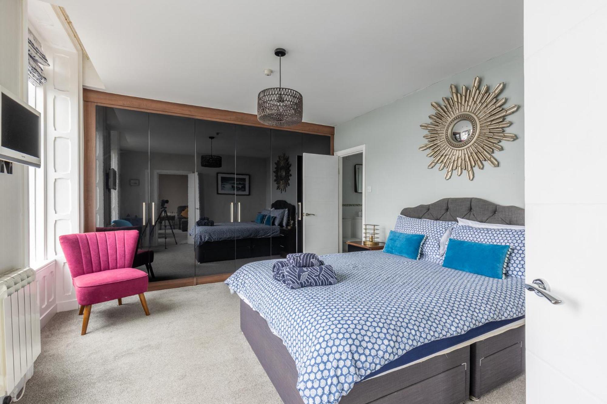 One-Bedroom Apartment - Photo 2