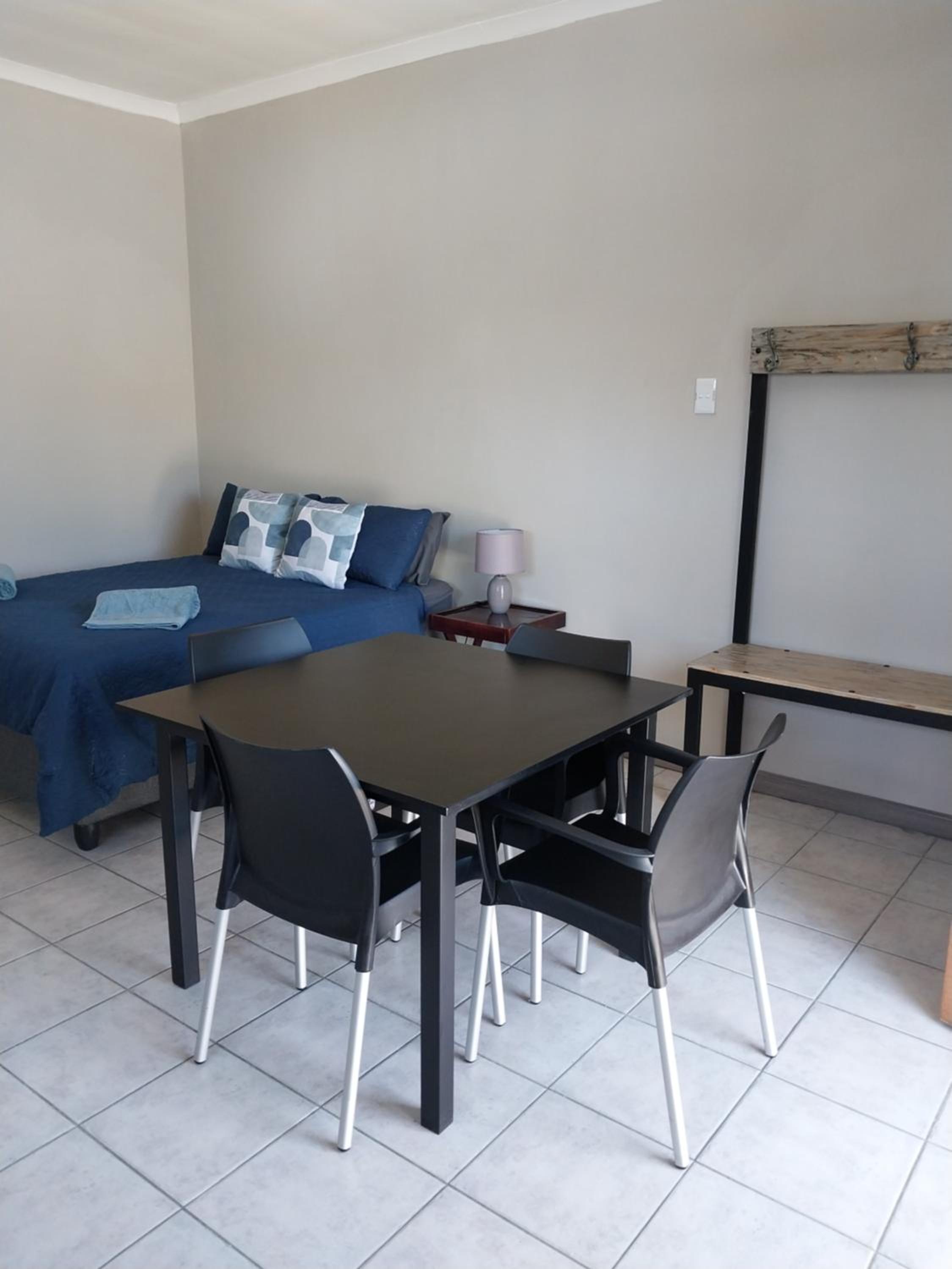 Family Room with Garden View - Photo 1