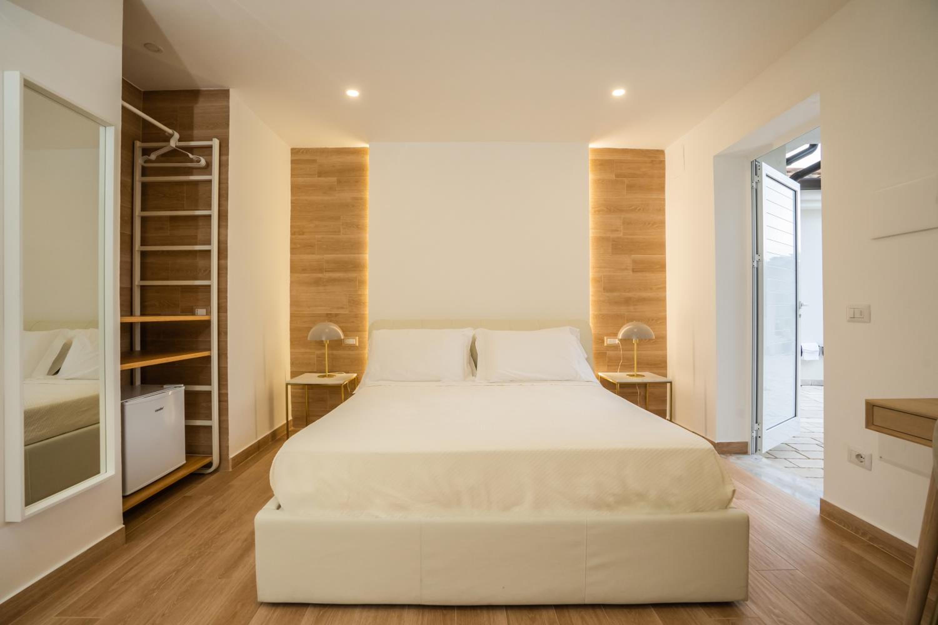 Superior King Room - Photo 12