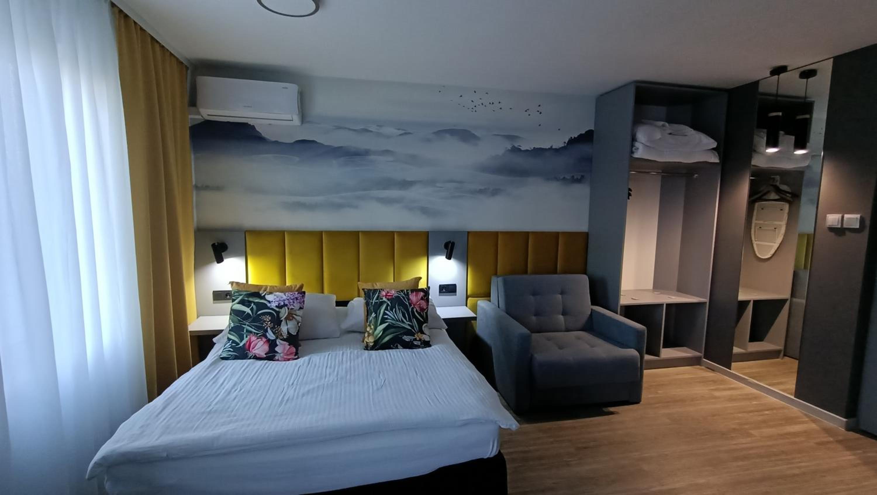Deluxe Double Room with Bath - Photo 1