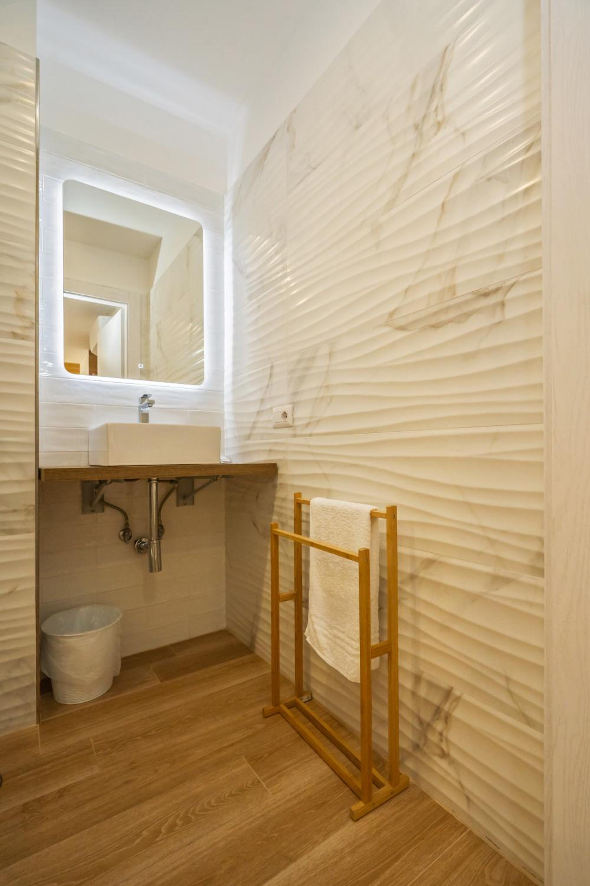 Superior King Room - Photo 5