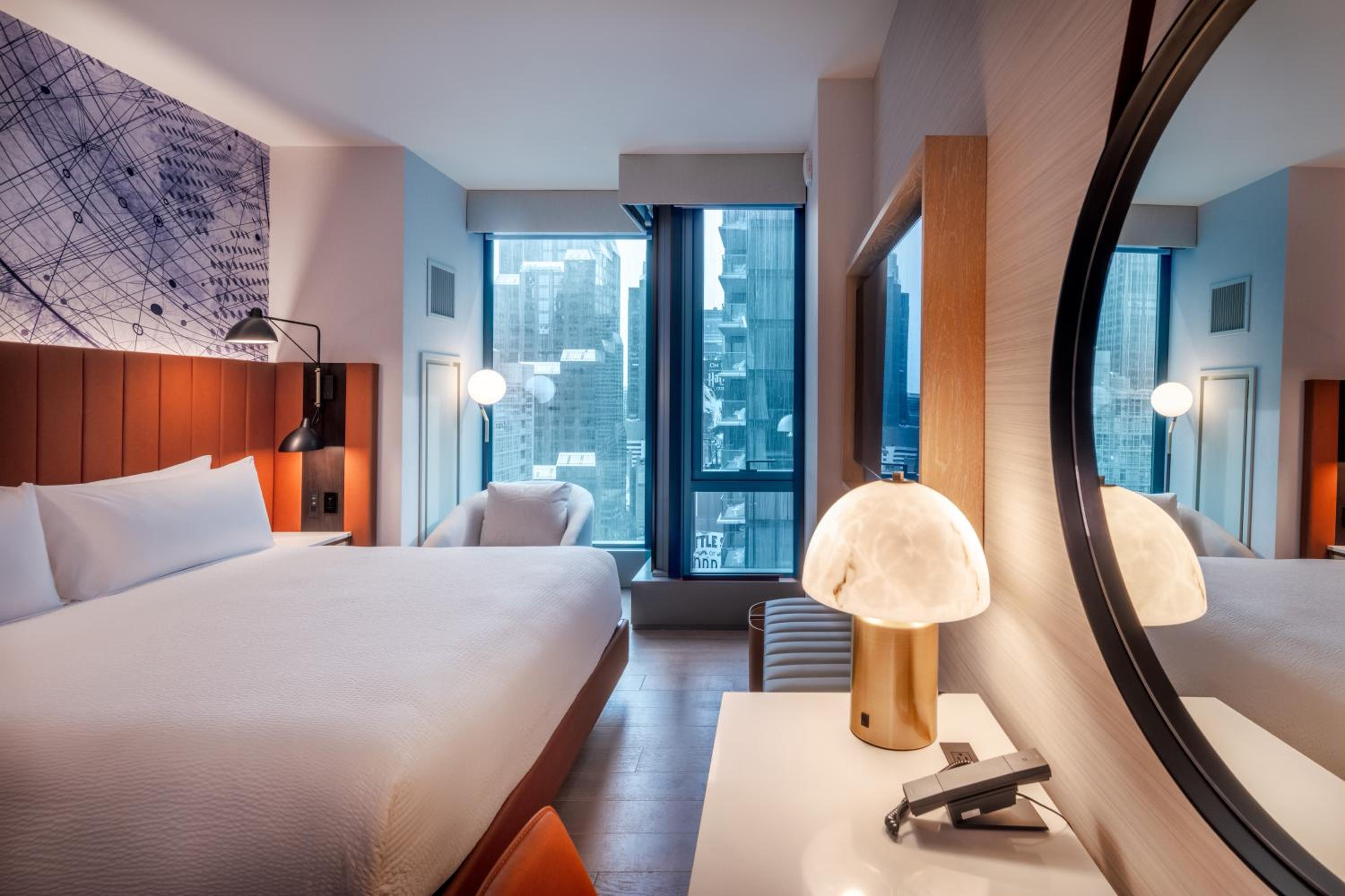 Panoramic Corner King Suite with Square View