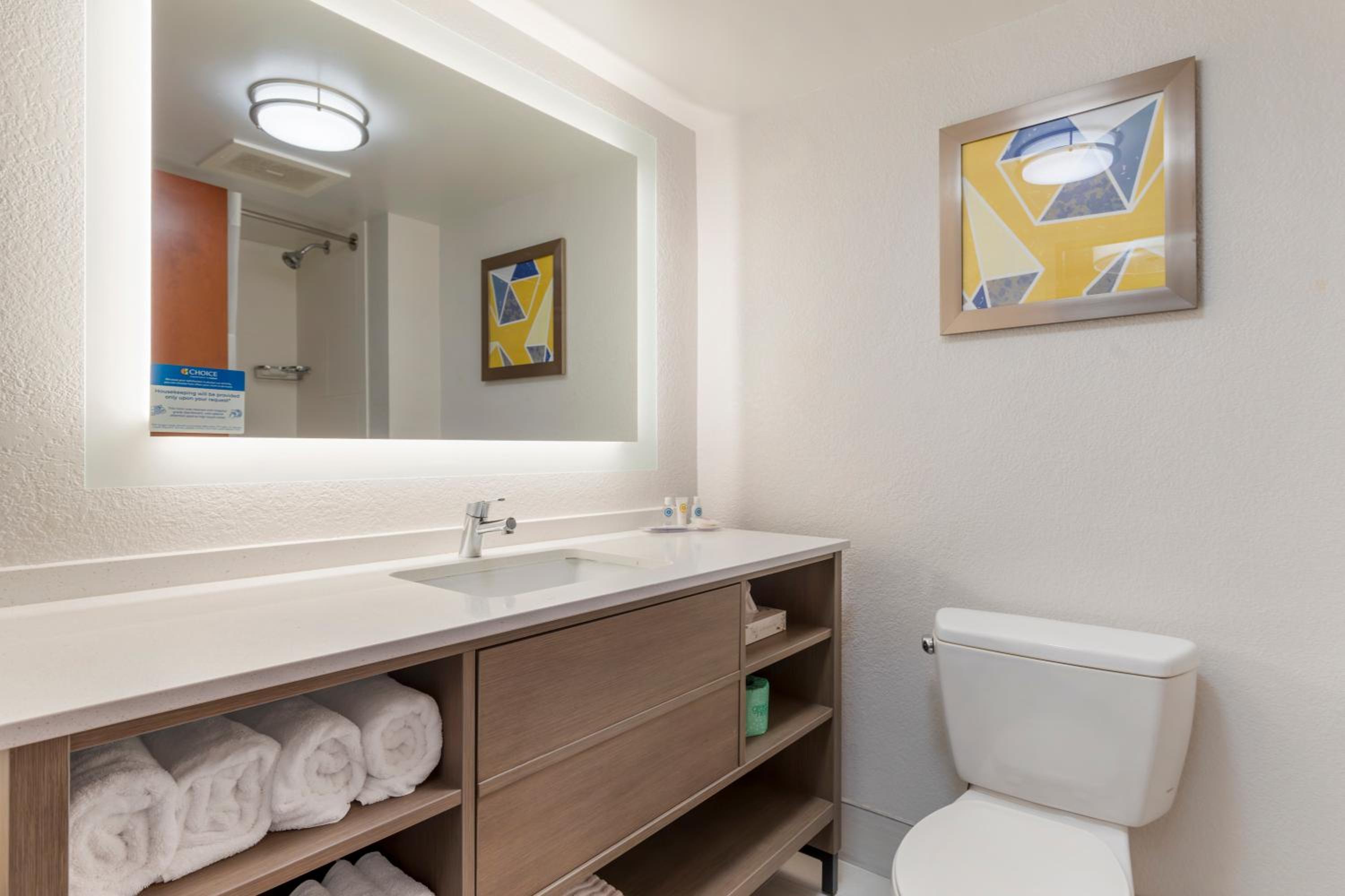 King Suite with Roll-In Shower - Accessible/Non-Smoking photo 3