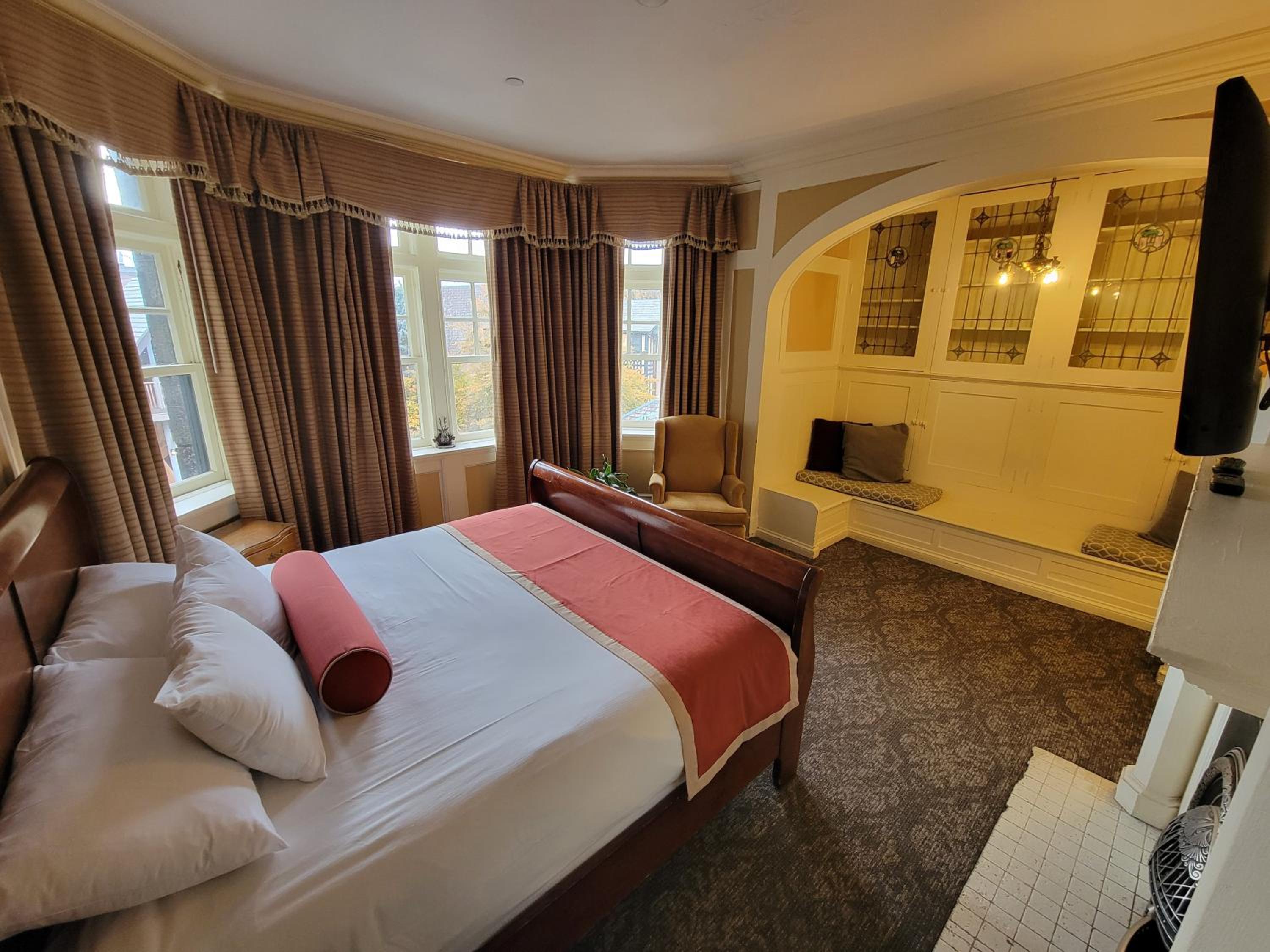 Presidential Suite King and Two Sofa Beds photo 1