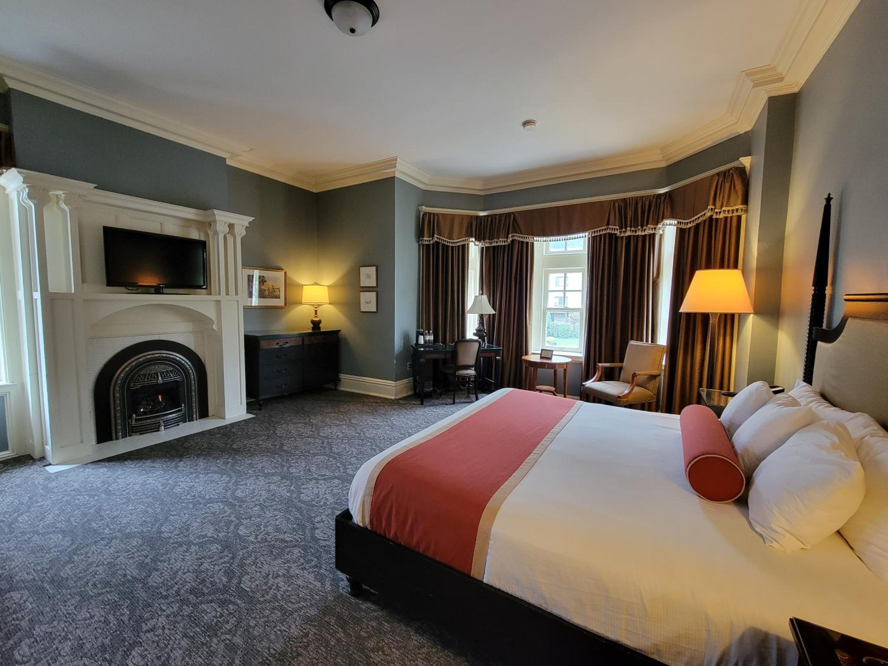 Superior Room with King Bed - Photo 3