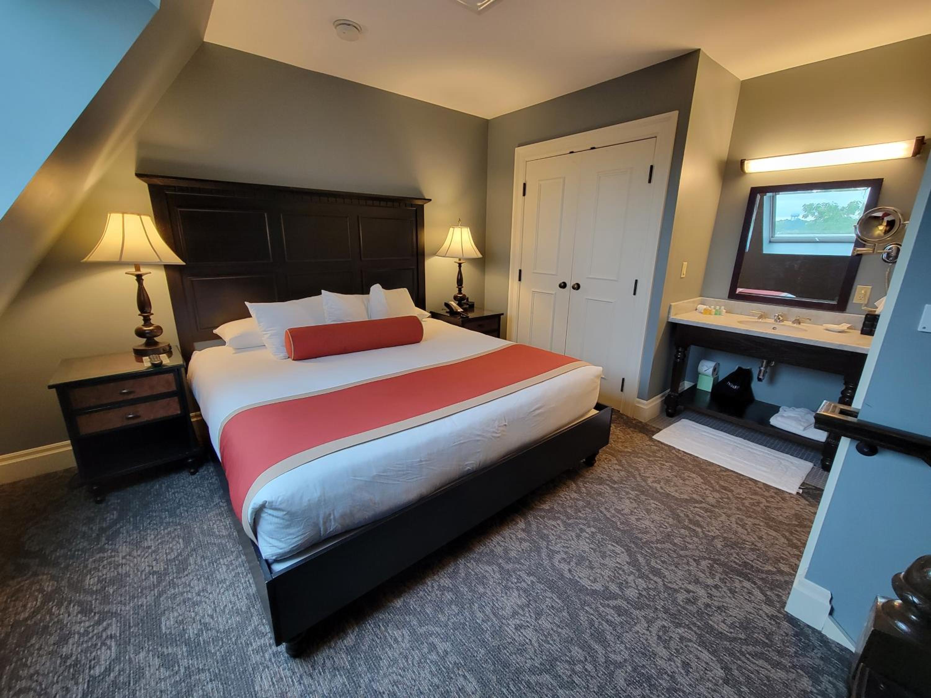 Premier Two Room Suite with King Bed - Sofa Bed - Photo 2