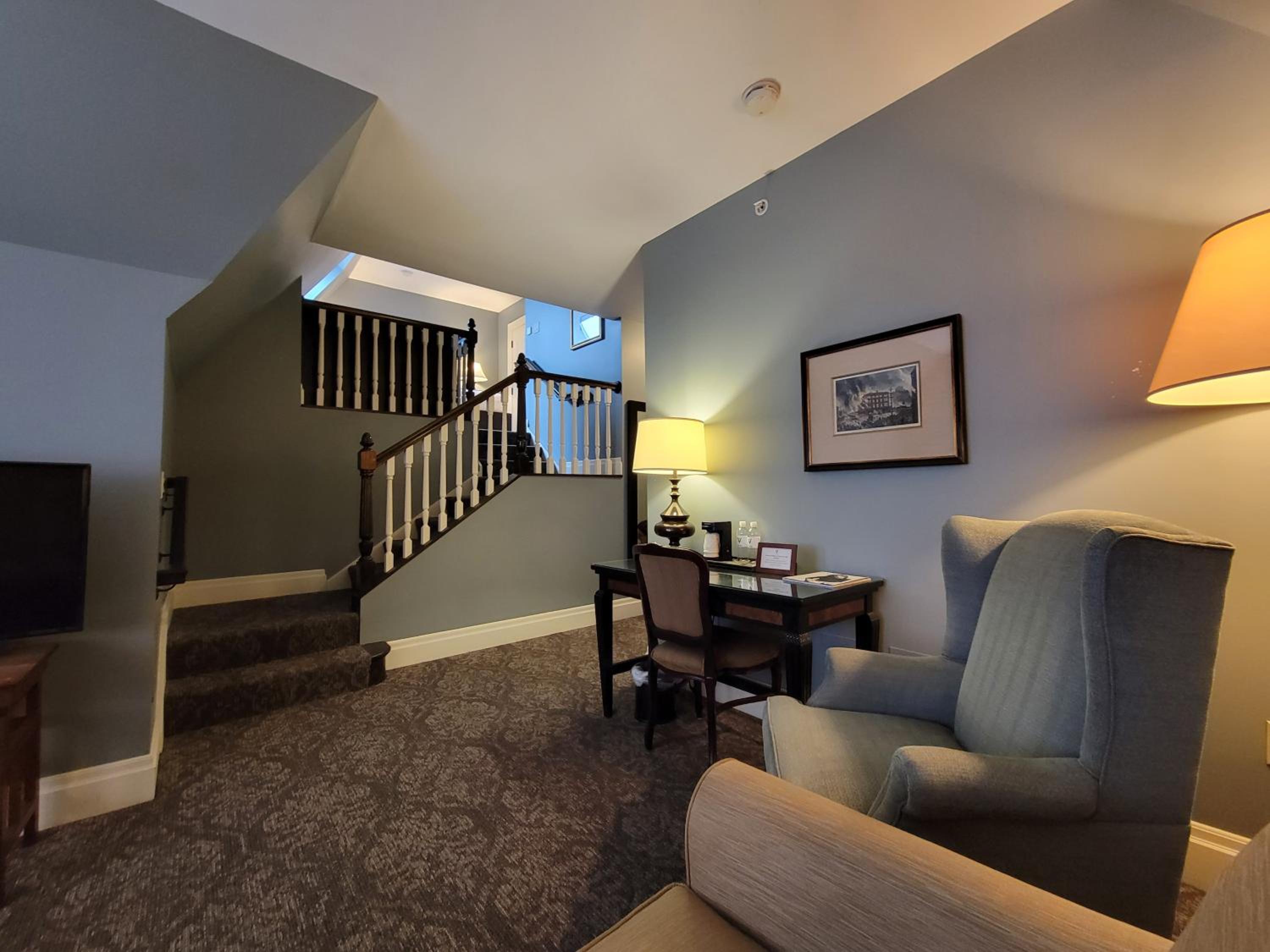 Premier Two Room Suite with King Bed - Sofa Bed - Photo 3