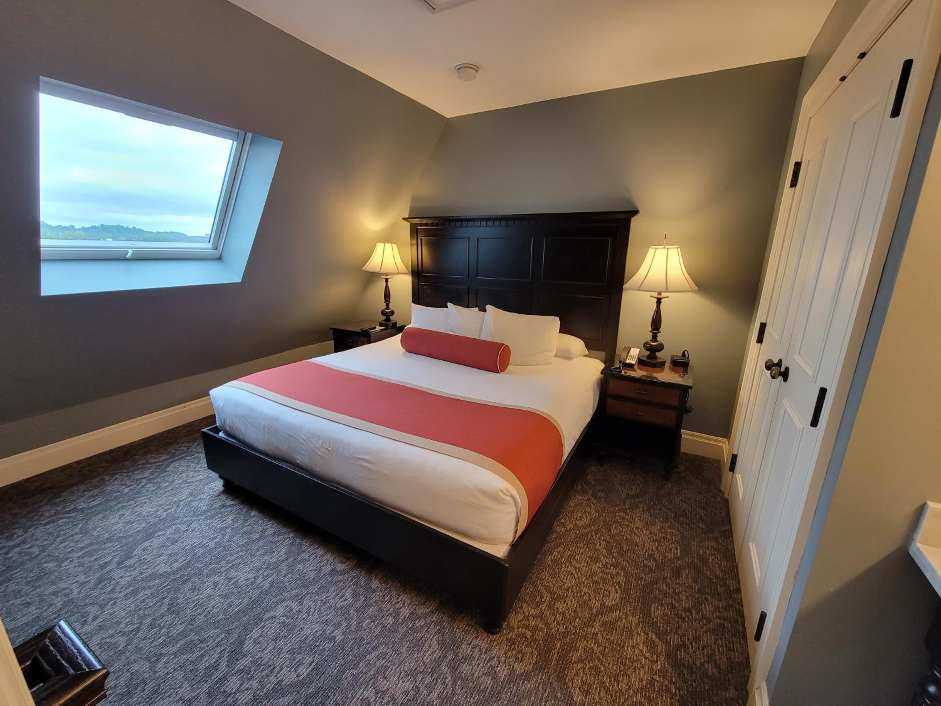 Premier Two Room Suite with King Bed - Sofa Bed - Photo 5