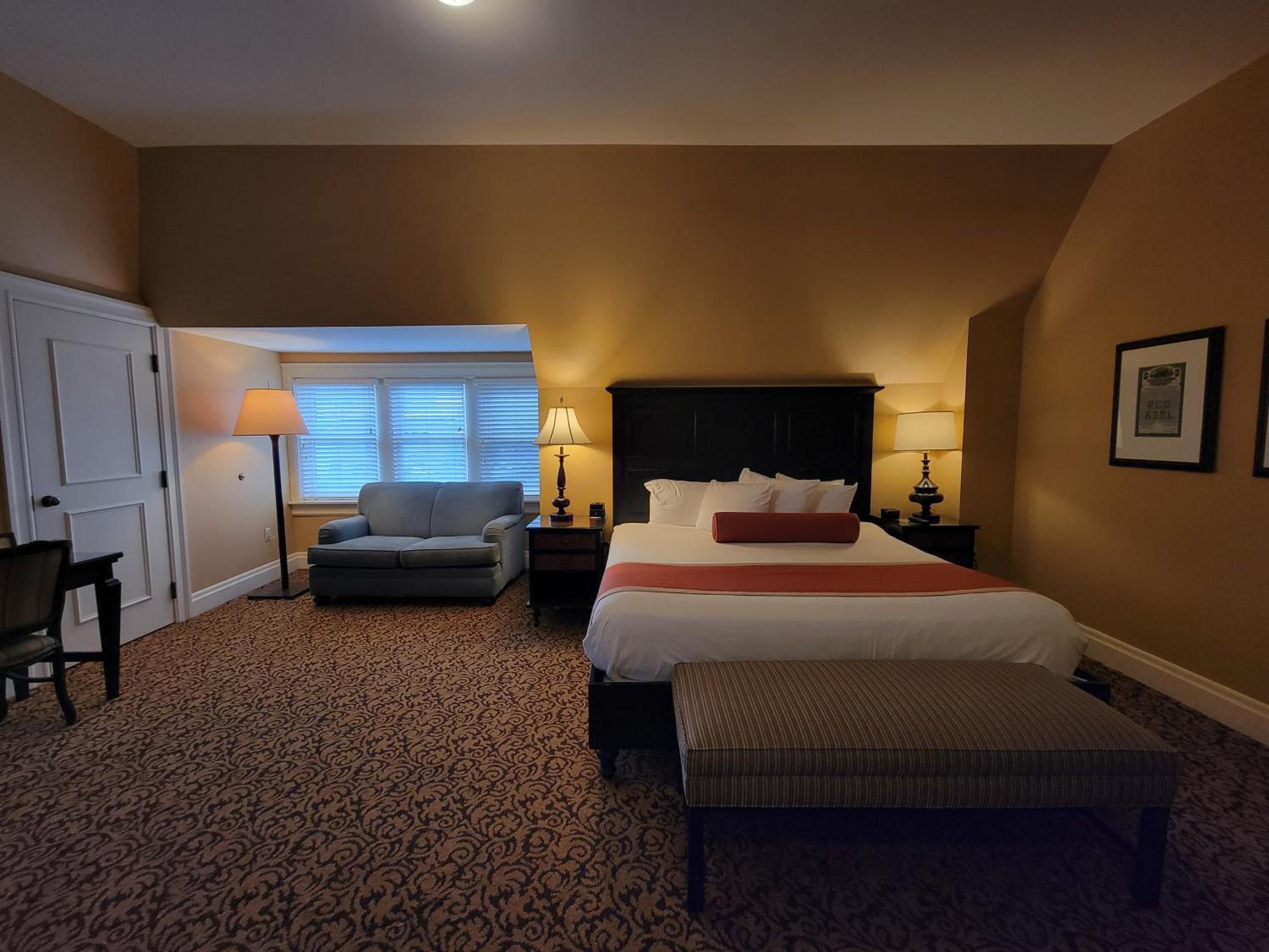 Deluxe Suite with King Bed - Sofa Bed - Photo 2
