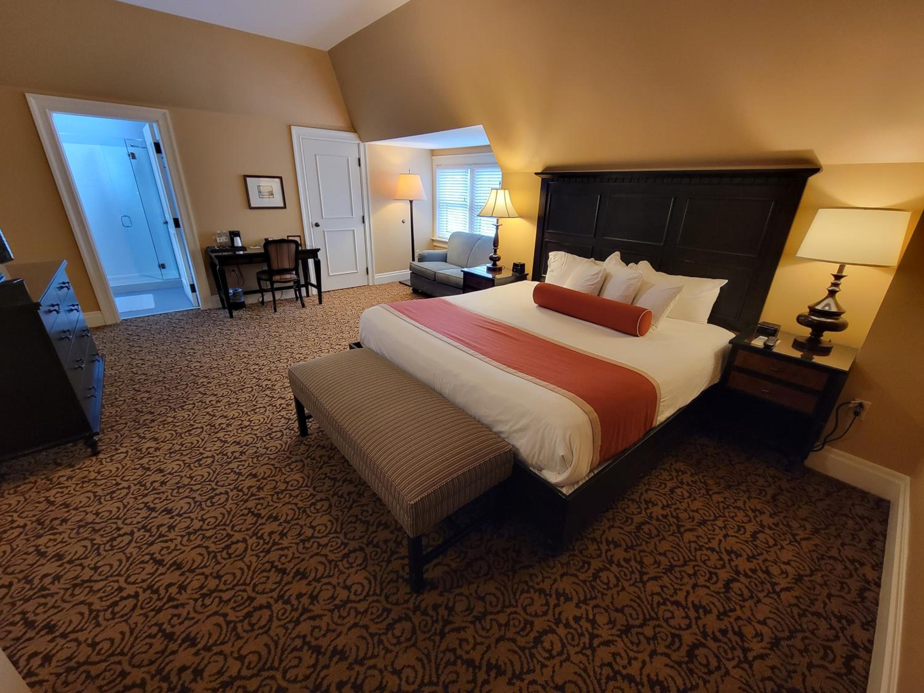 Deluxe Suite with King Bed - Sofa Bed - Photo 1
