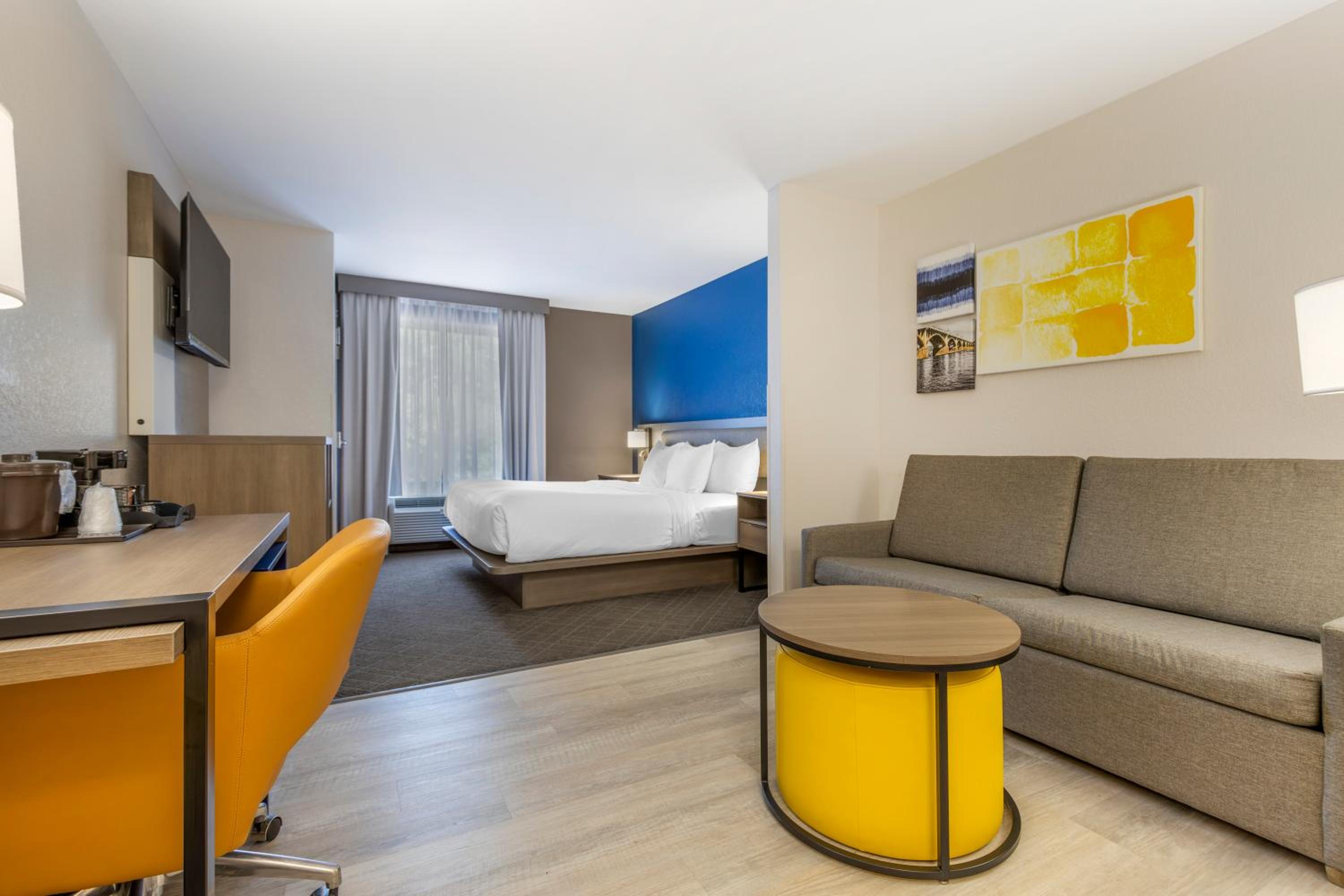 King Suite with Roll-In Shower - Accessible/Non-Smoking photo 2