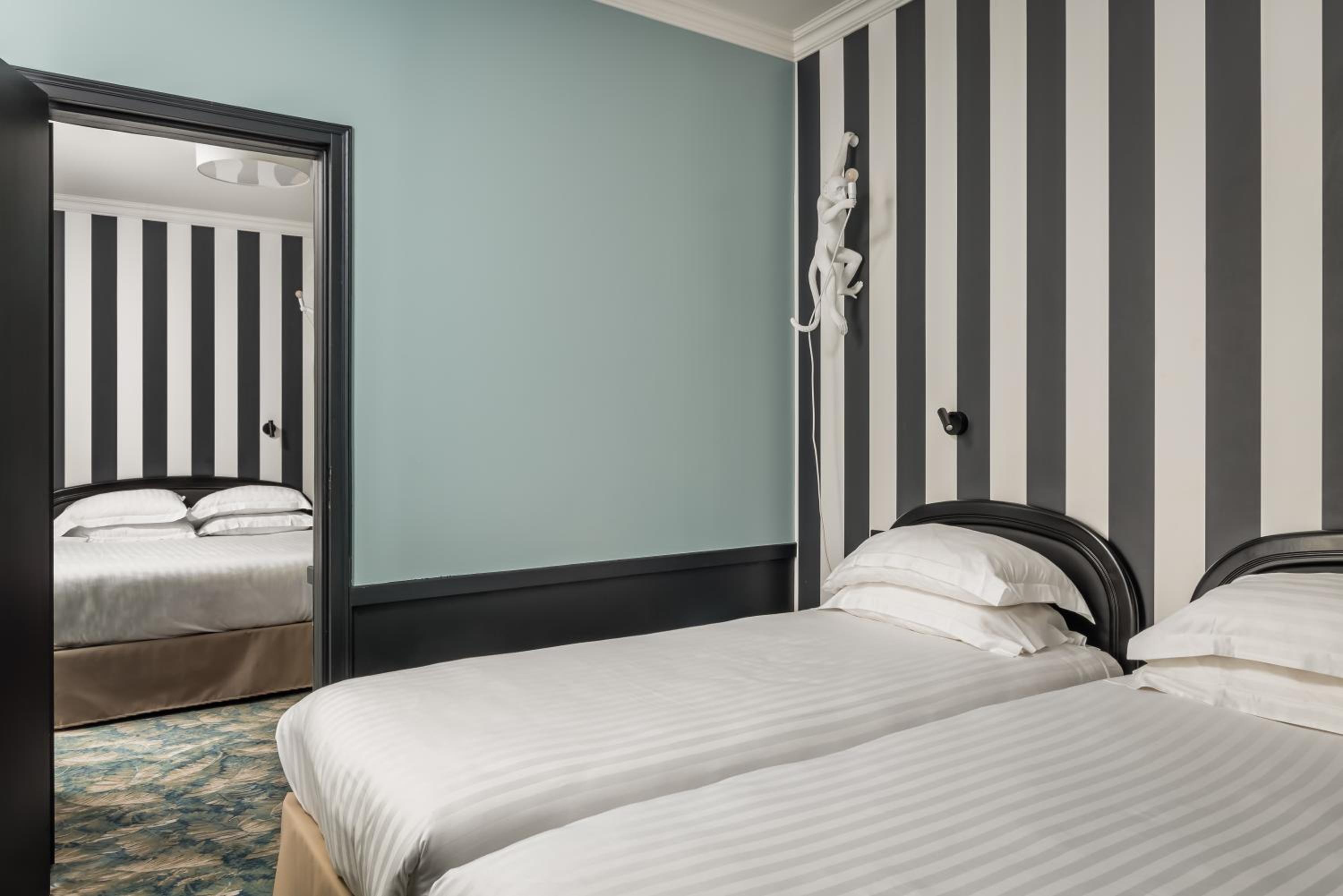 Two Connecting Rooms (4 people)