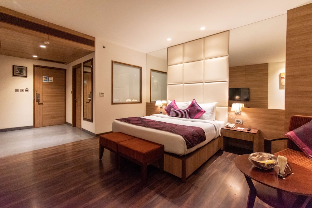 Premium Room, 1 King Bed, Non Smoking - Photo 2