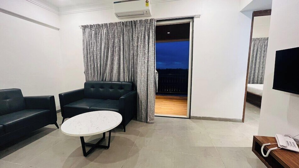Deluxe Studio Suite, City View photo 3
