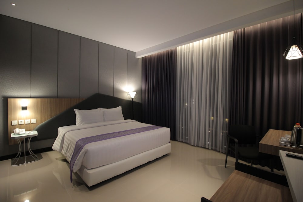 Deluxe King Room - Photo 1