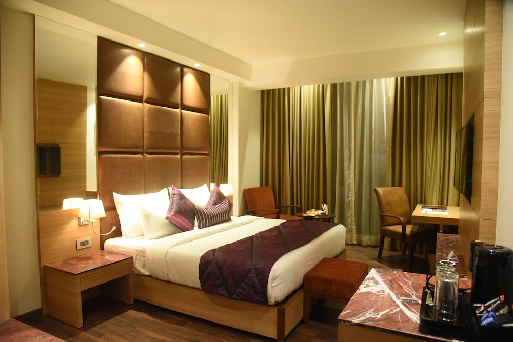 Deluxe Room, 1 King Bed, Non Smoking - Photo 2