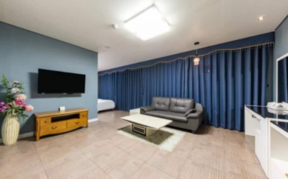 Deluxe Suite (Room Only) photo 2