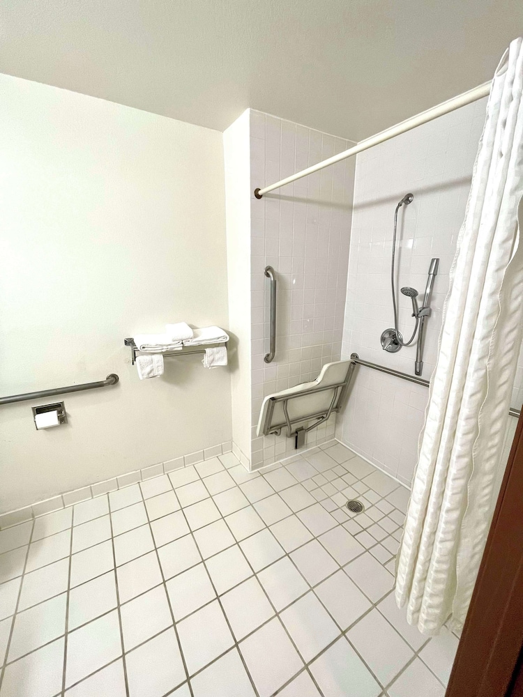 Standard Room, 1 Queen Bed, Accessible, Refrigerator & Microwave photo 2