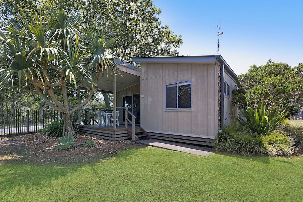 Deluxe Cabin - Sleeps 6 - Dog Friendly photo 1