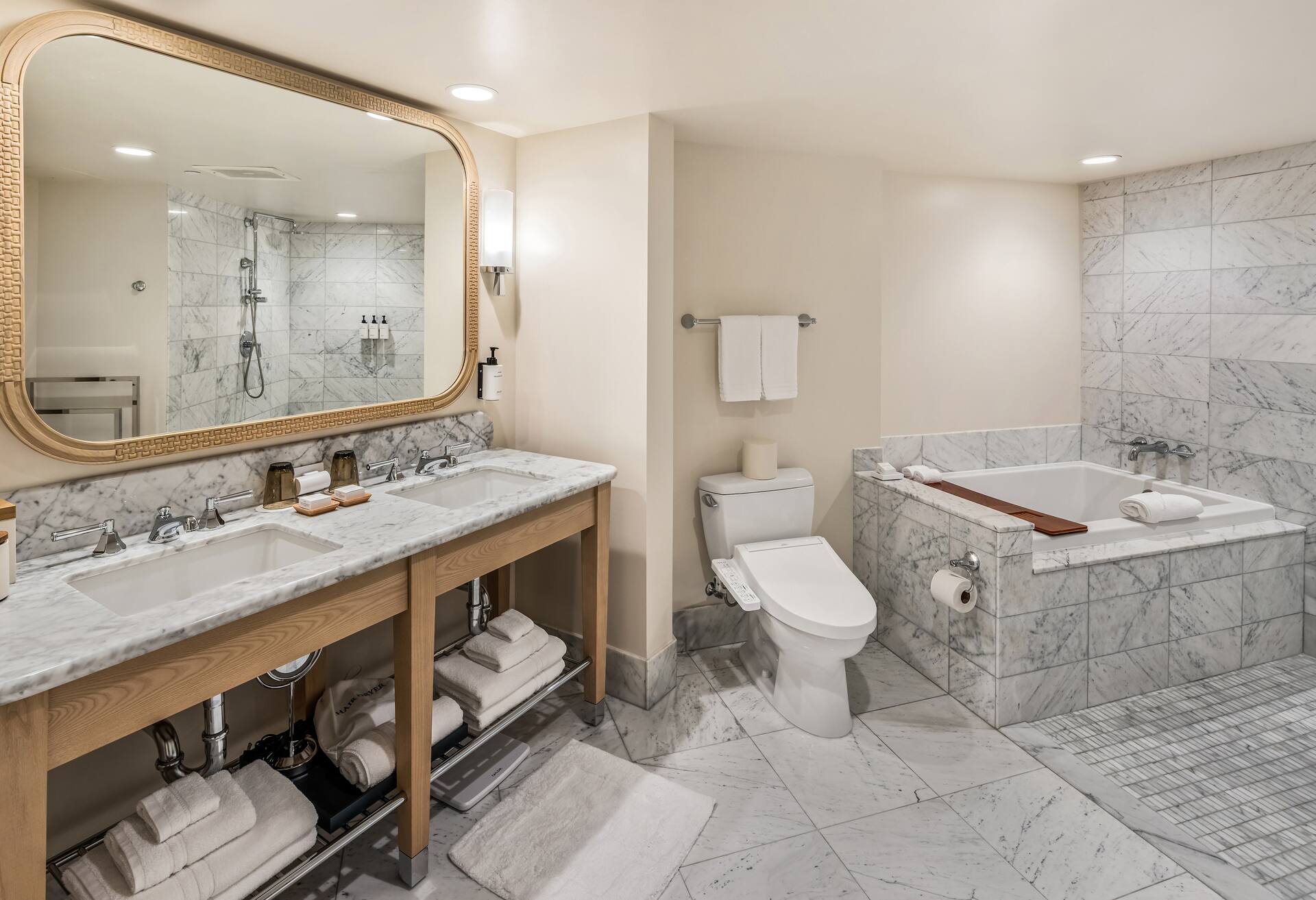 Ka Laʻi Waikiki Beach, LXR Hotels & Resorts: Deluxe Room Ocean View with King and Sofa Bed photo