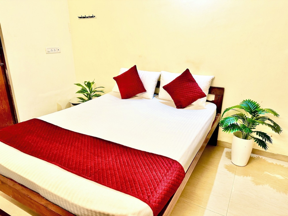 Economy Double Room, 1 Queen Bed, Private Bathroom, Beachside photo 2