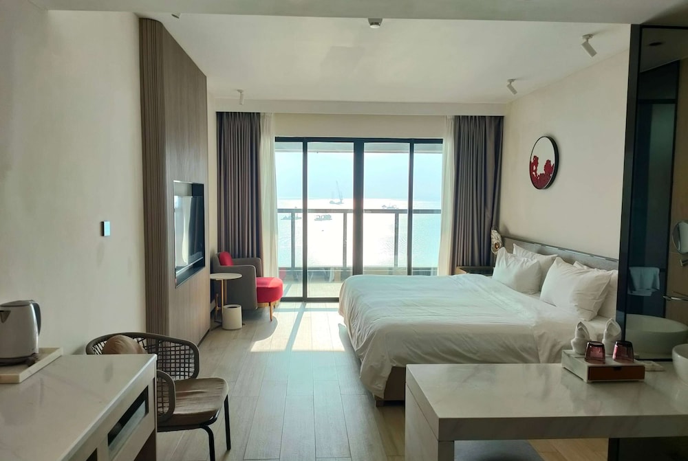 Premier Room, 1 King Bed, Non Smoking, Sea View photo 1