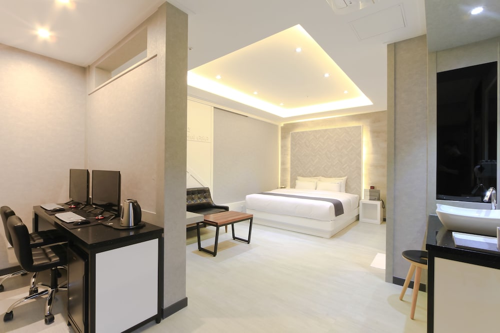 Deluxe Room - Photo 12