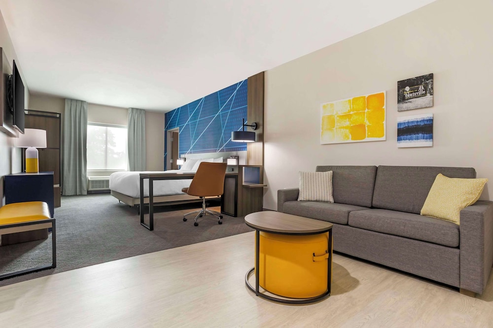 Suite, 1 King Bed, Accessible, Non Smoking photo 1