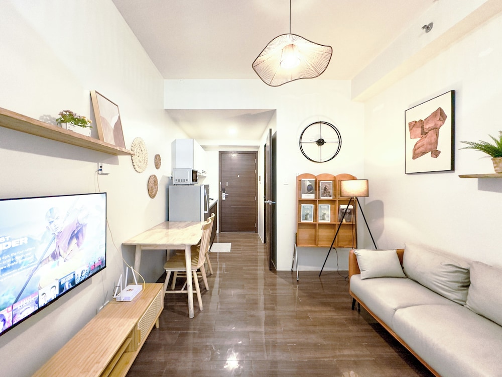 Senior Condo, 1 Bedroom, Refrigerator & Microwave