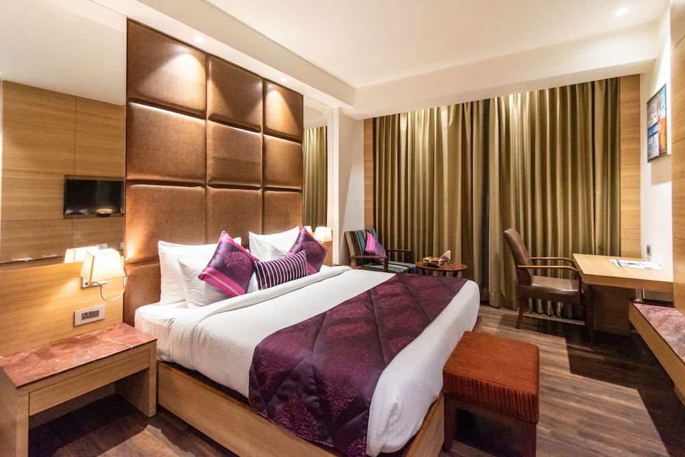 Deluxe Room, 1 King Bed, Non Smoking - Photo 3