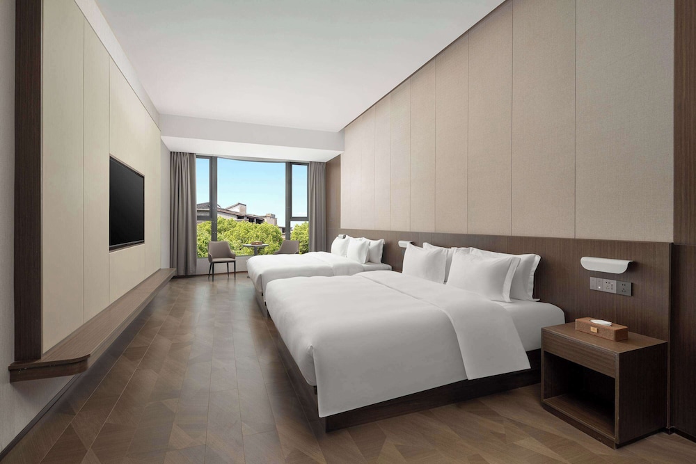 Suite, 1 King Bed, Smoking photo 1