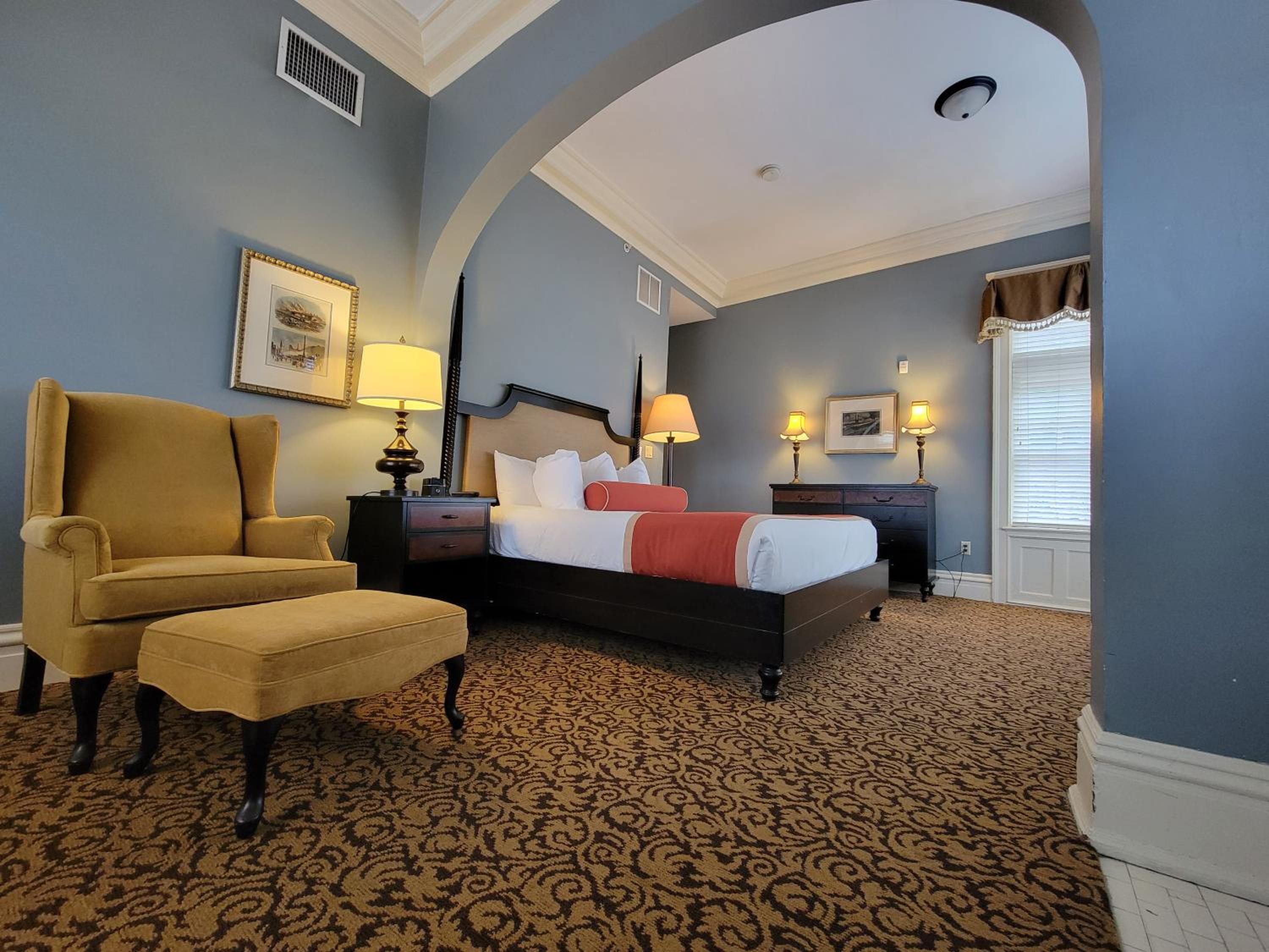 Superior Room with King Bed - Photo 4