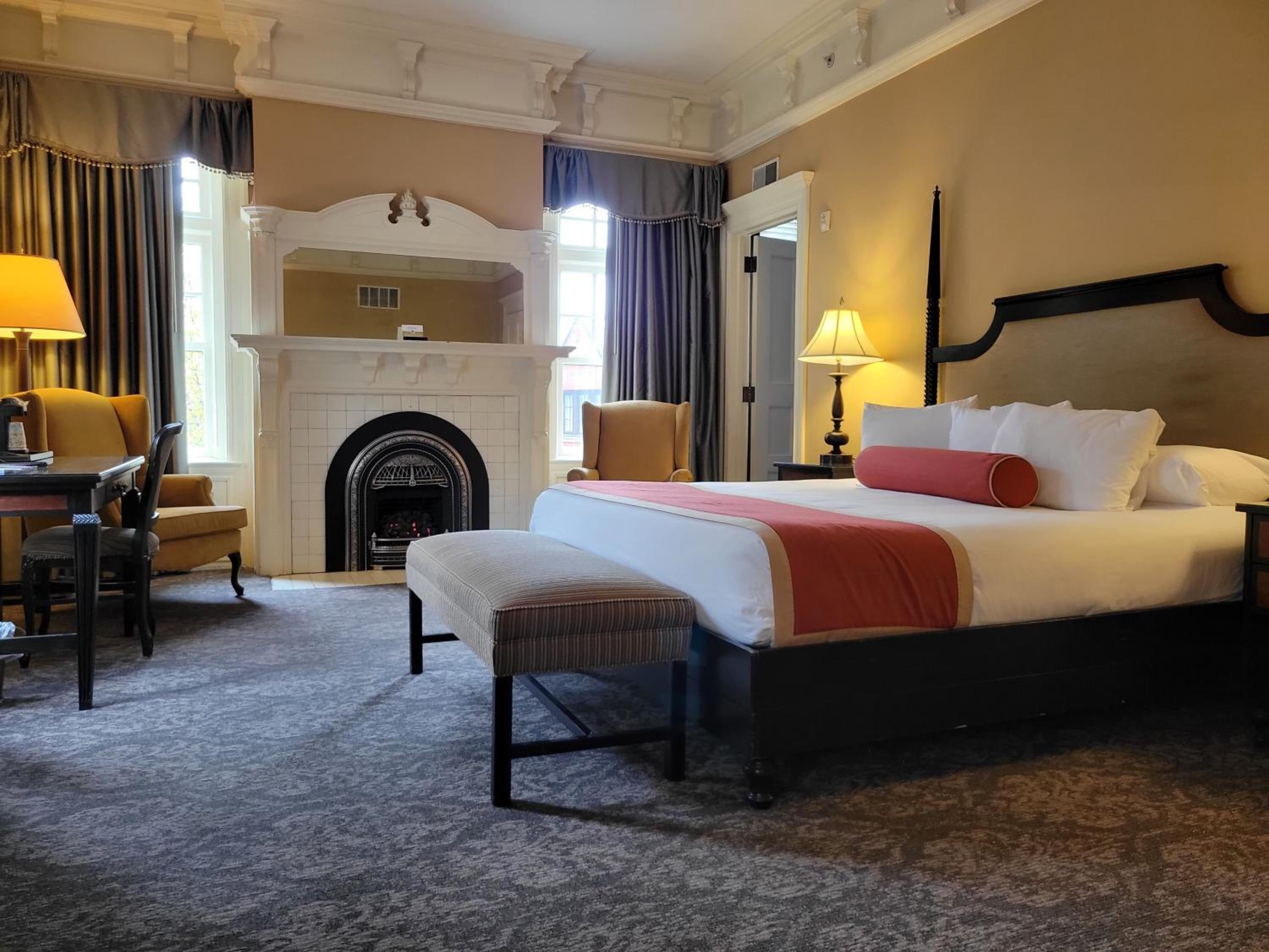 Deluxe Suite with King Bed - Sofa Bed - Photo 4