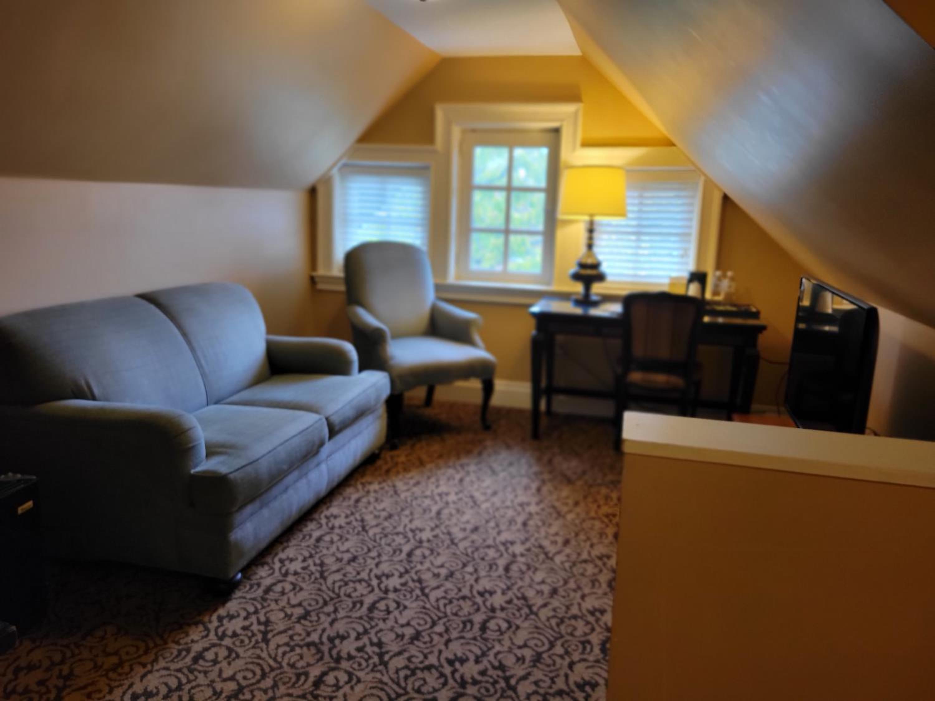Deluxe Suite with King Bed - Sofa Bed - Photo 7