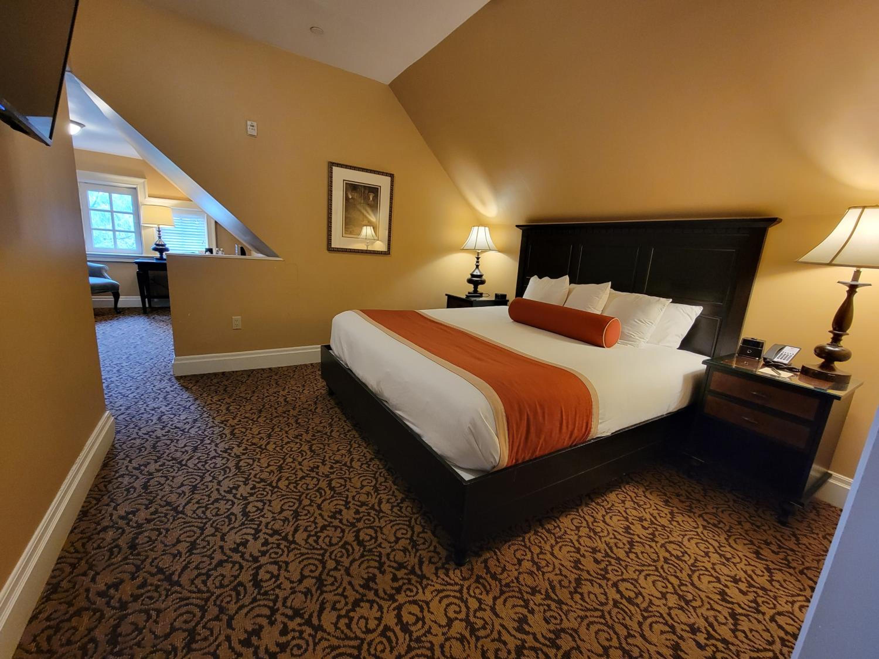 Deluxe Suite with King Bed - Sofa Bed - Photo 6