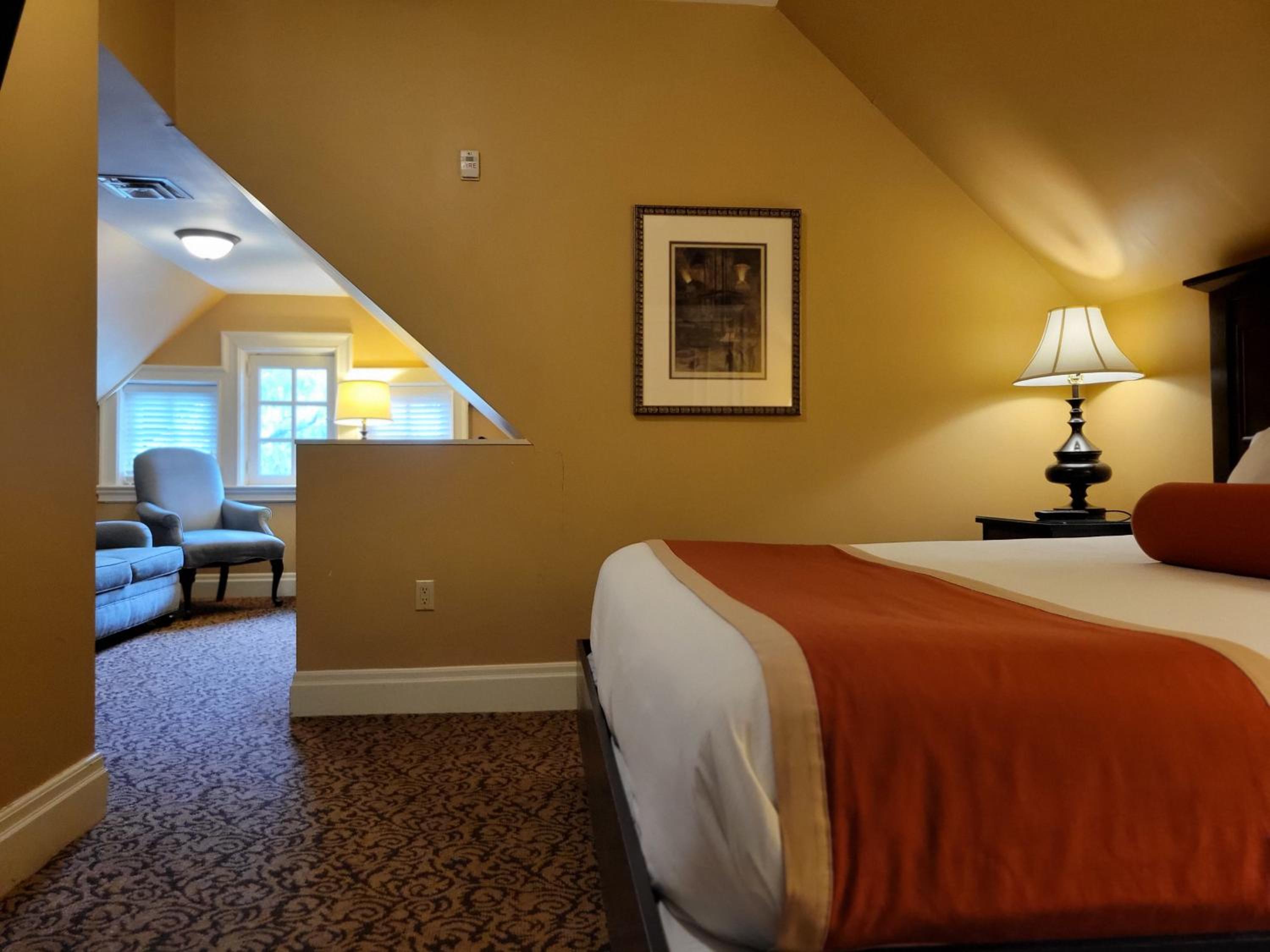 Deluxe Suite with King Bed - Sofa Bed - Photo 5